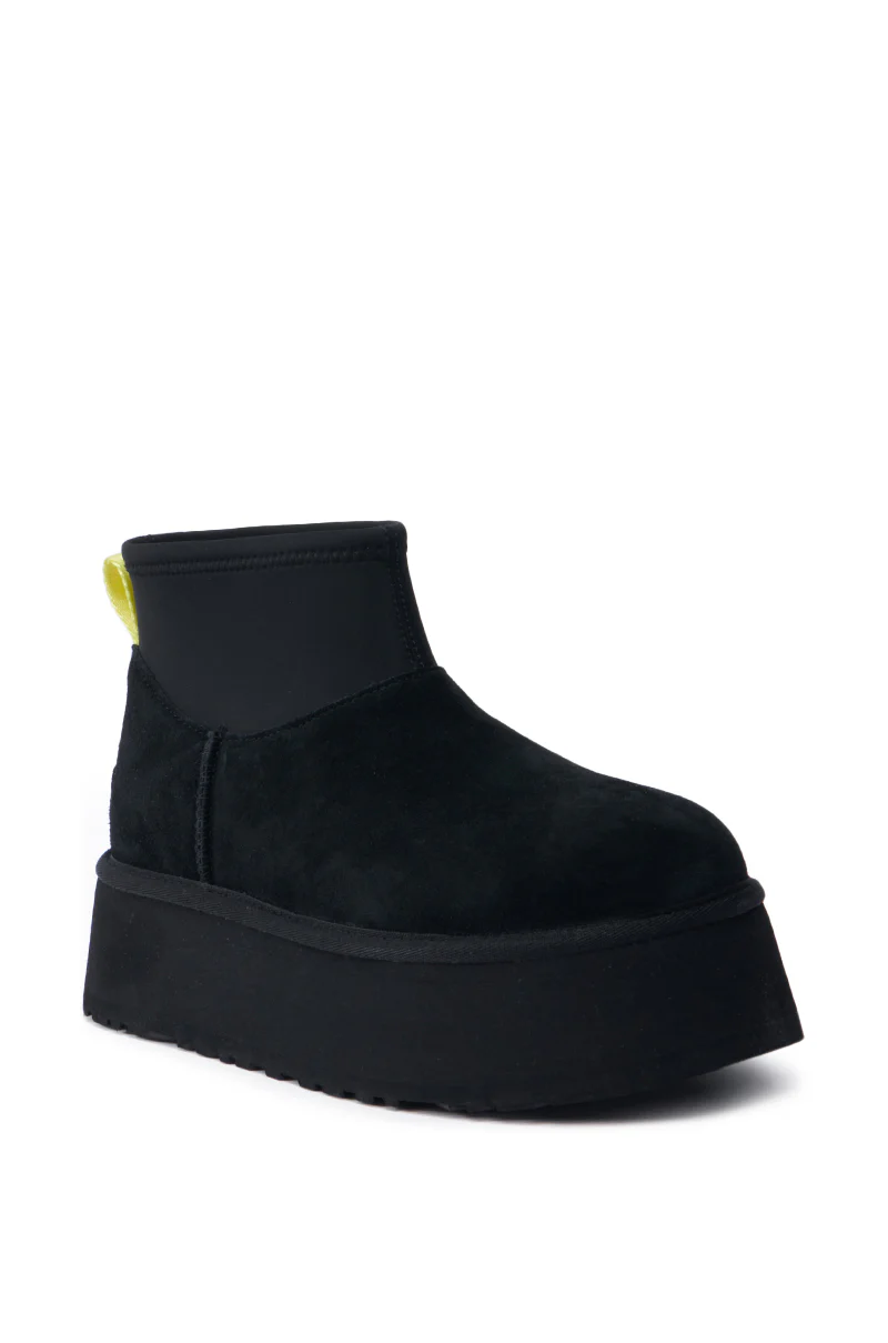 UGG CLASSIC MINI DIPPER IN BLACK - Image 4