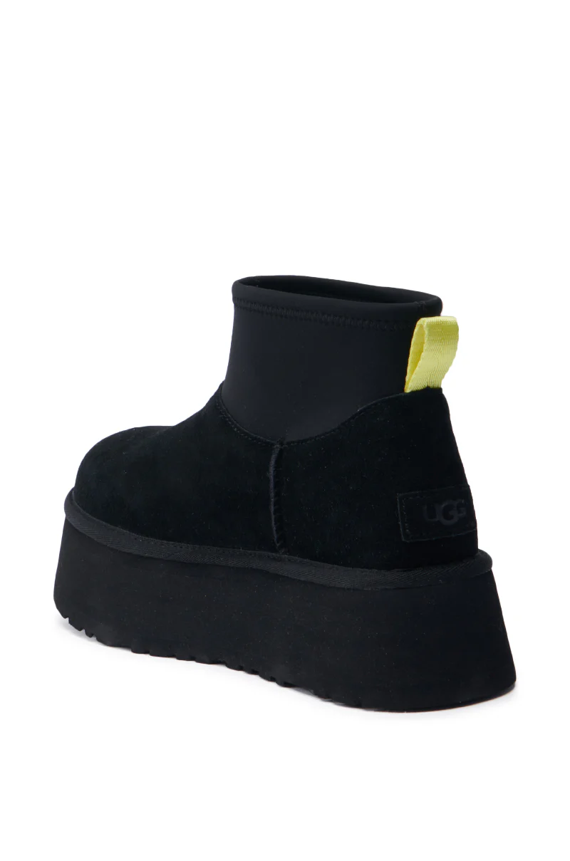 UGG CLASSIC MINI DIPPER IN BLACK - Image 5