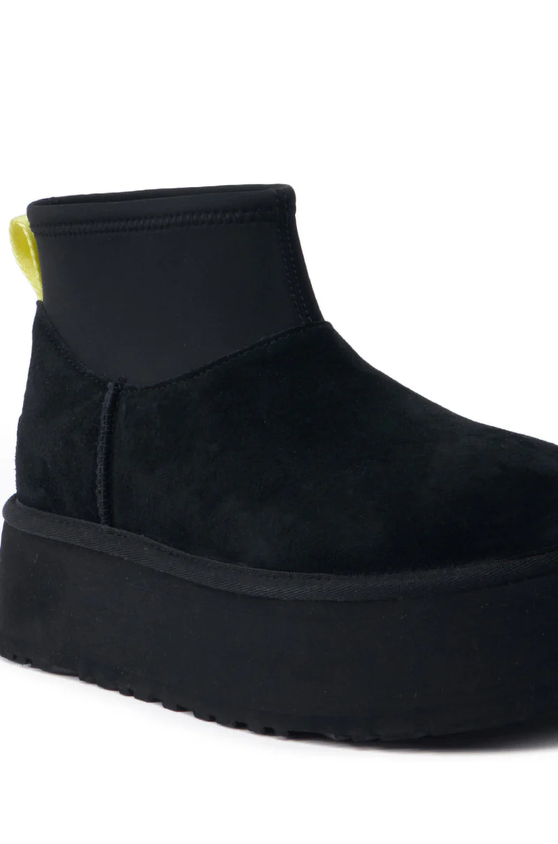 UGG CLASSIC MINI DIPPER IN BLACK - Image 6