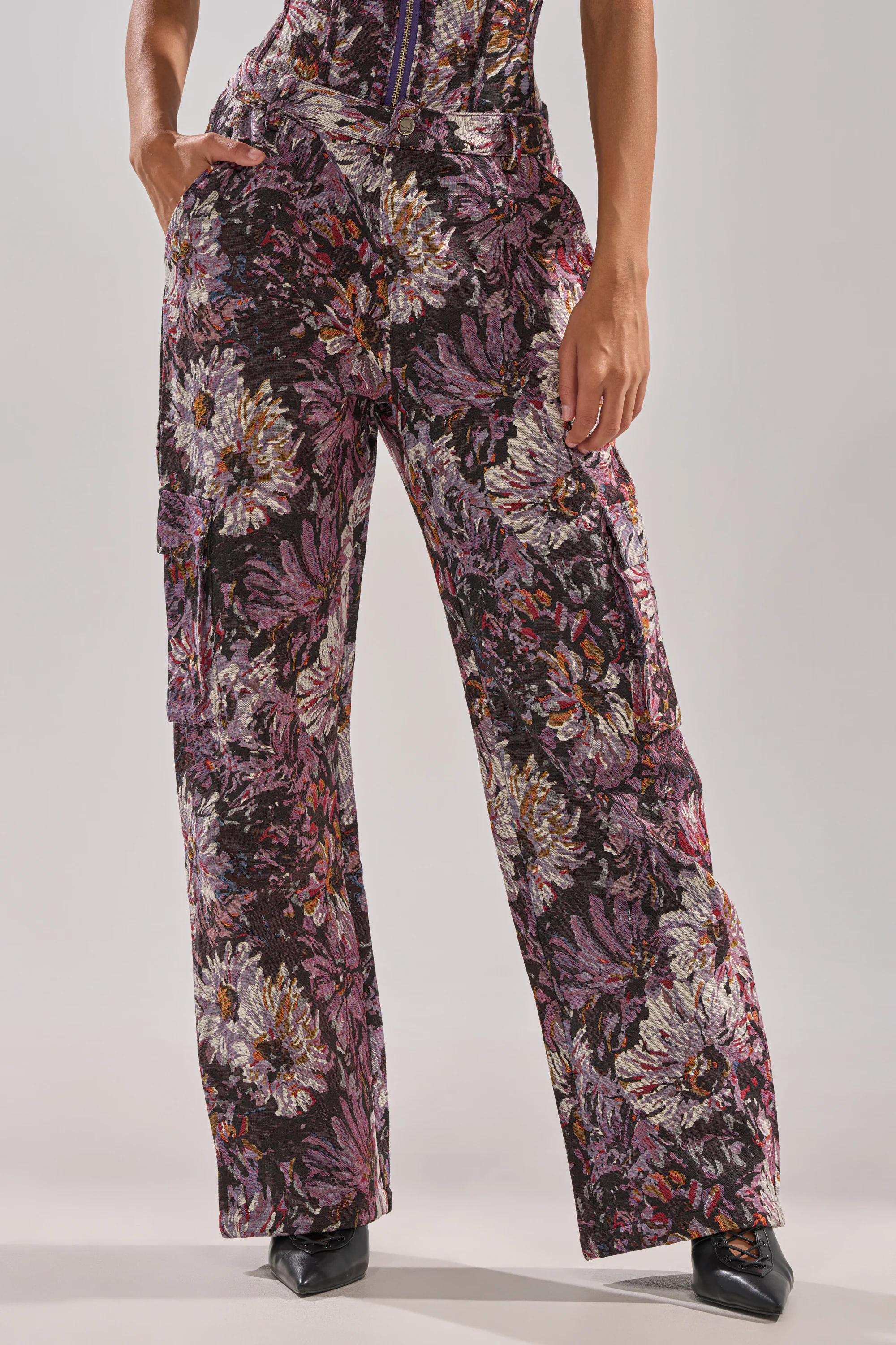 ABOVE THE MIDDLE FLORAL TROUSER - Image 3