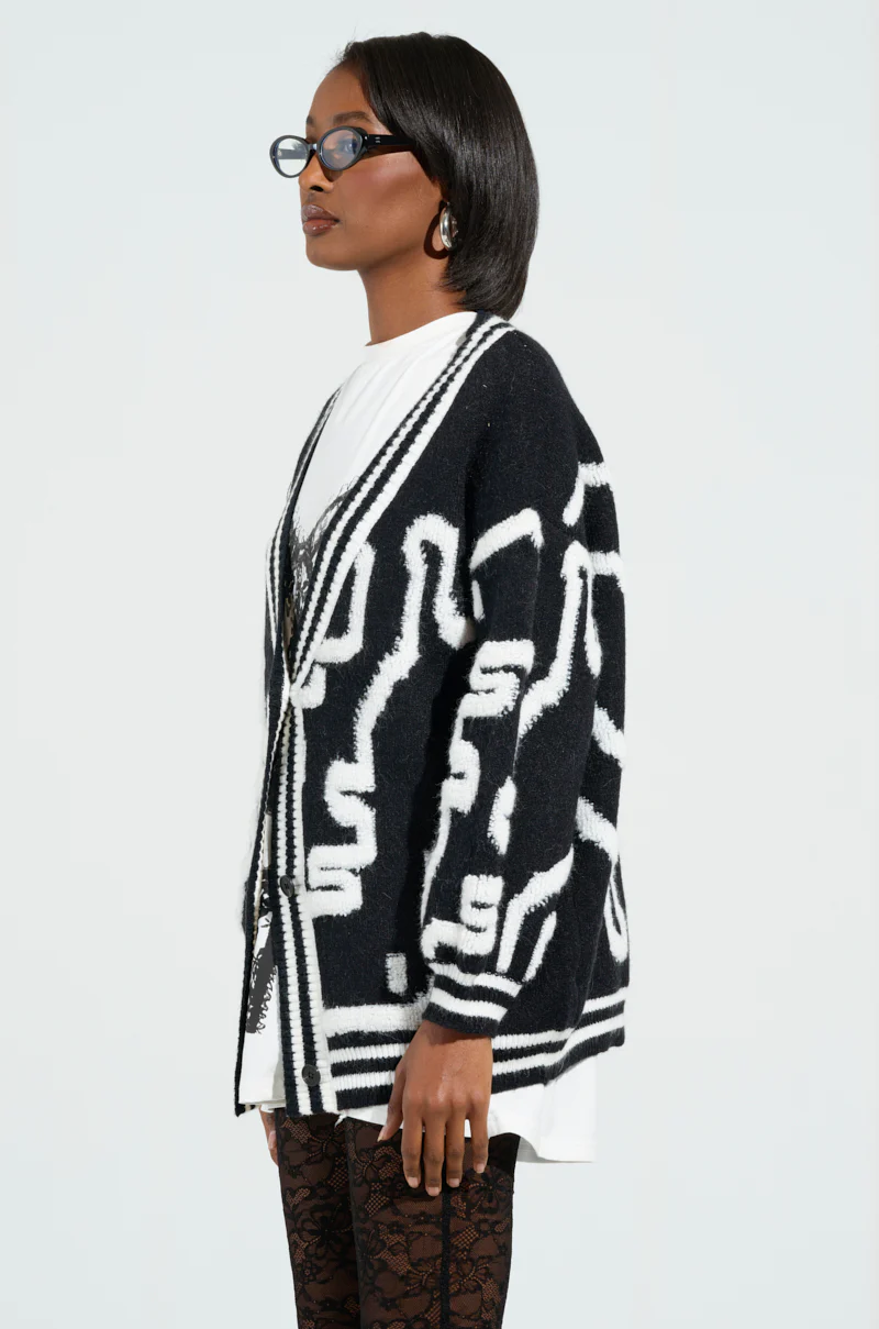 ABSTRACT LOVER OVERSIZED CARDIGAN IN BLACK WHITE - Image 4