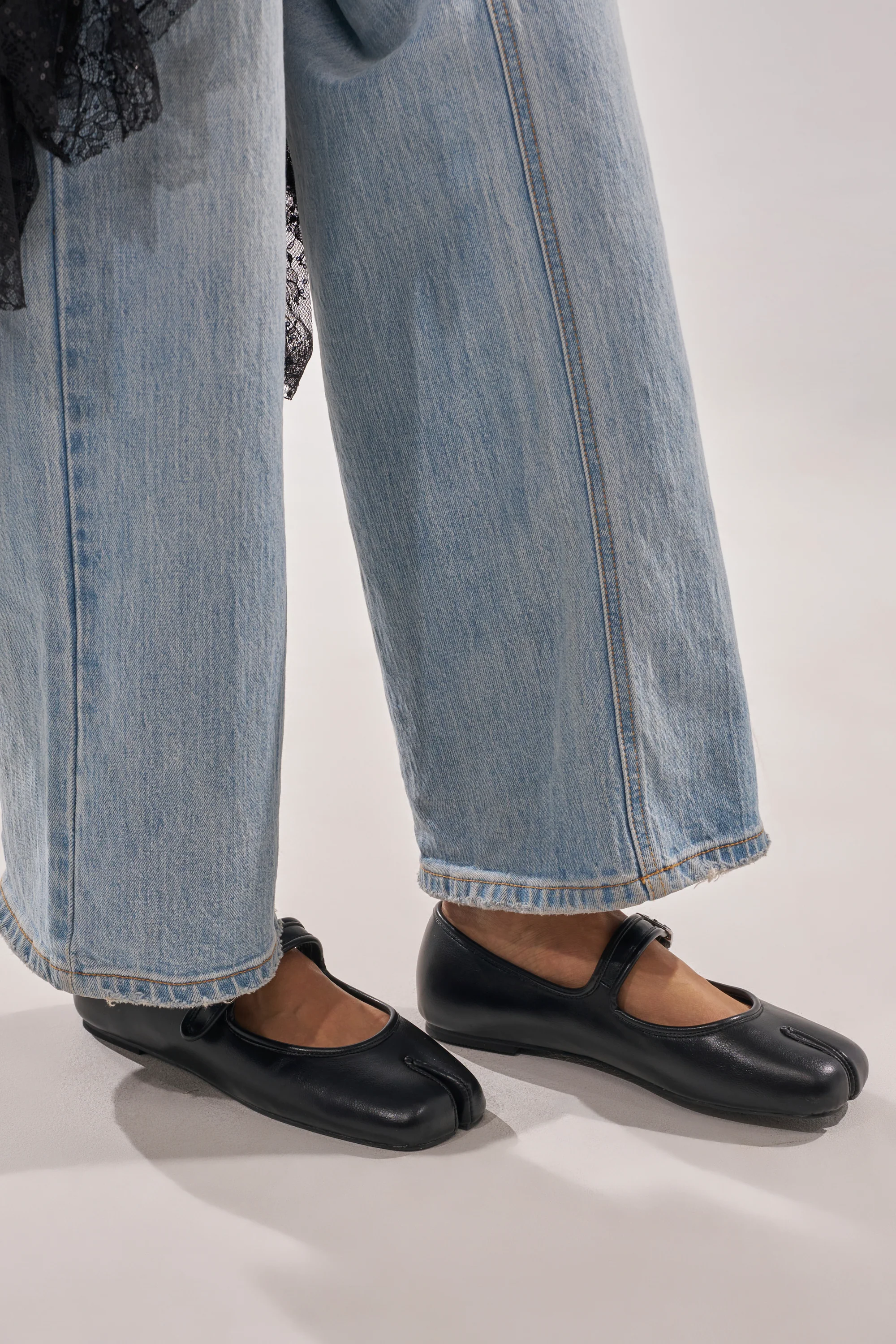 AKIRA GOLD SANG BLACK PU SPLIT TOE FLAT - Image 4