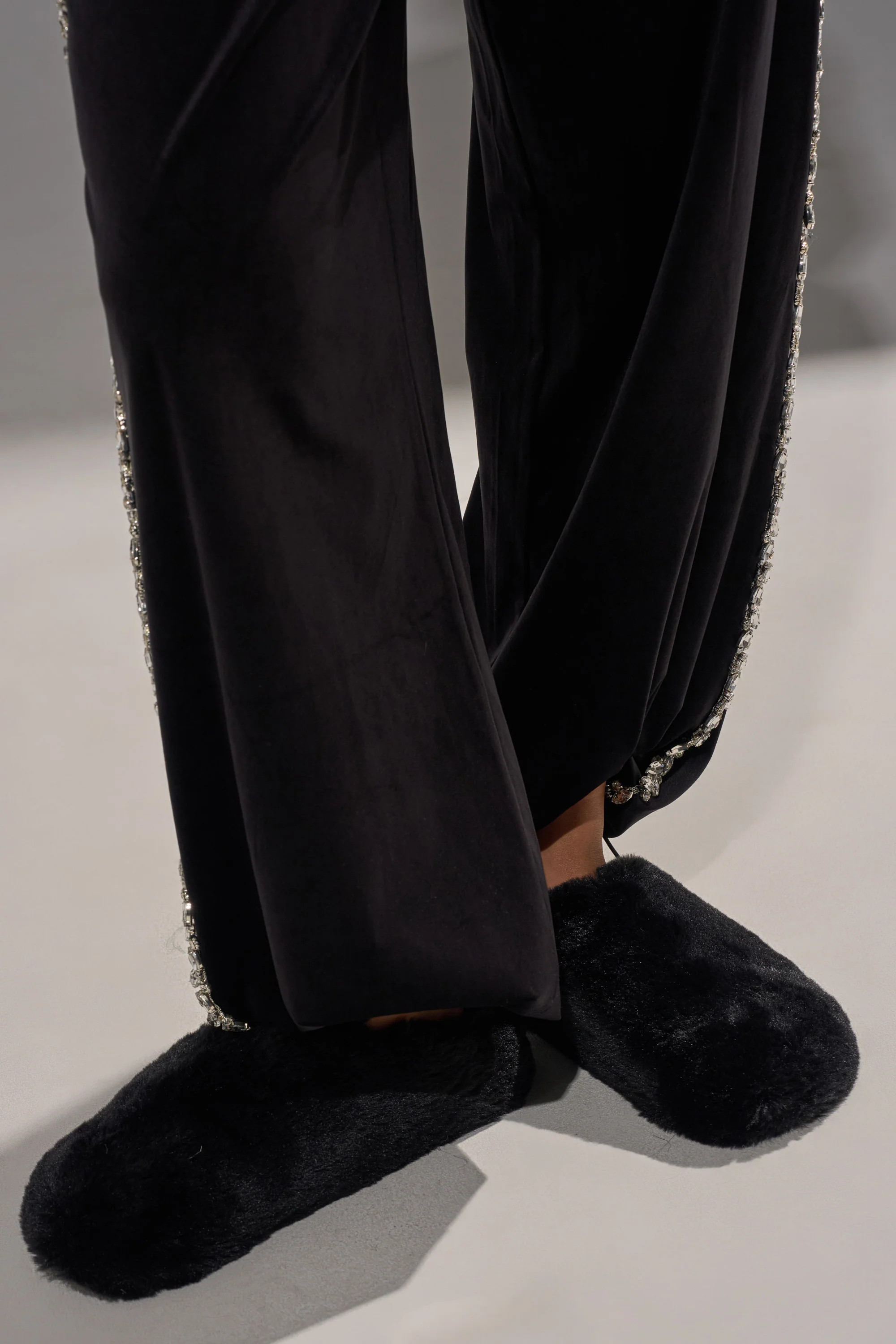 AKIRA RHYS BLACK FUZZY FLAT - Image 2
