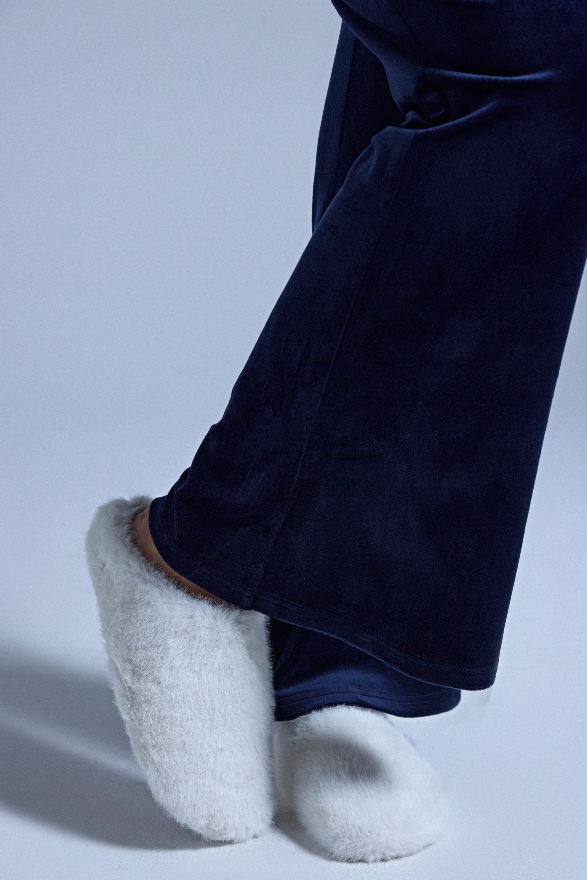 AKIRA RHYS IVORY FUZZY FLAT