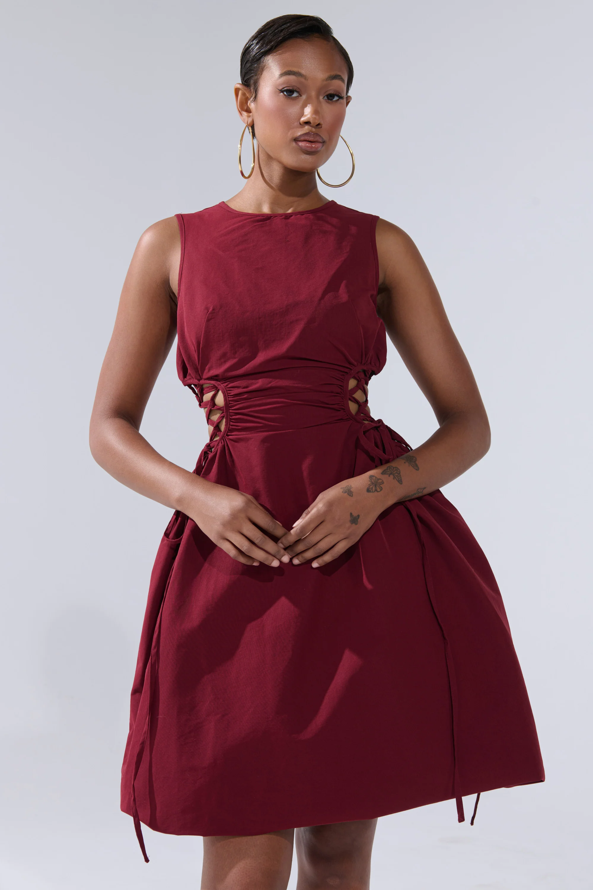 ALINA LACE UP DETAIL MAXI DRESS IN BURGUNDY - Image 4
