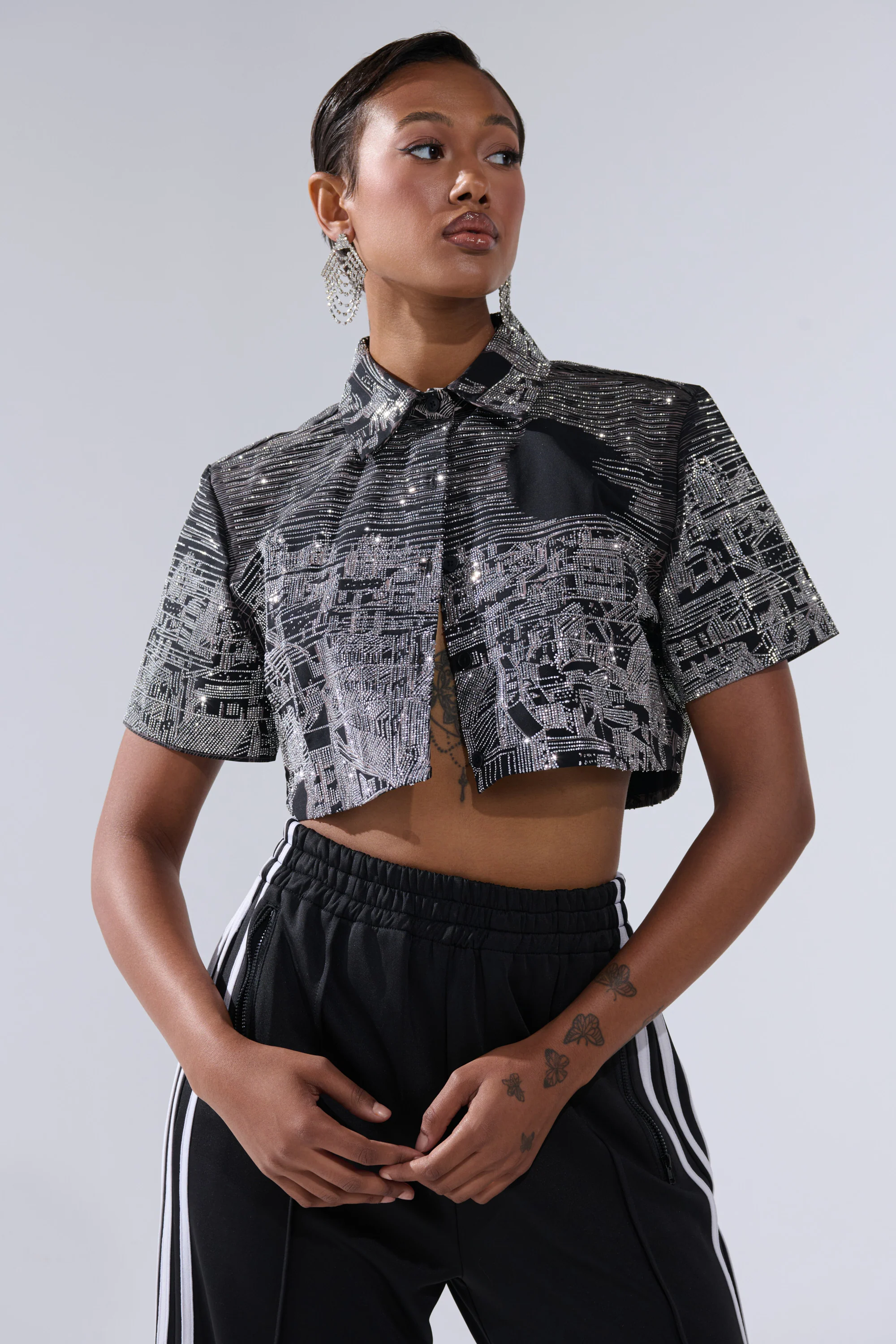 ALL AROUND THE WORLD BUTTON DOWN TOP IN BLACK