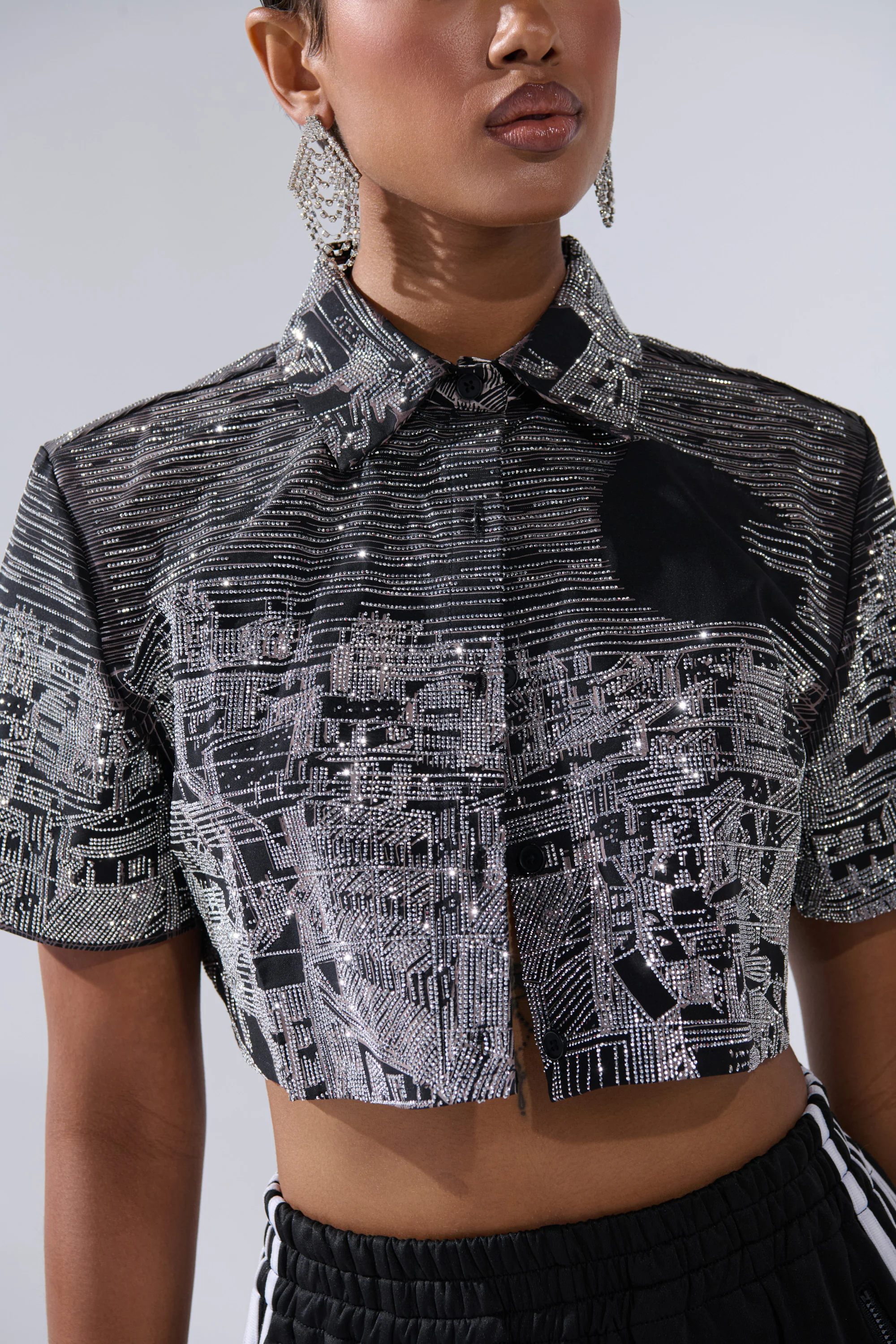 ALL AROUND THE WORLD BUTTON DOWN TOP IN BLACK - Image 8