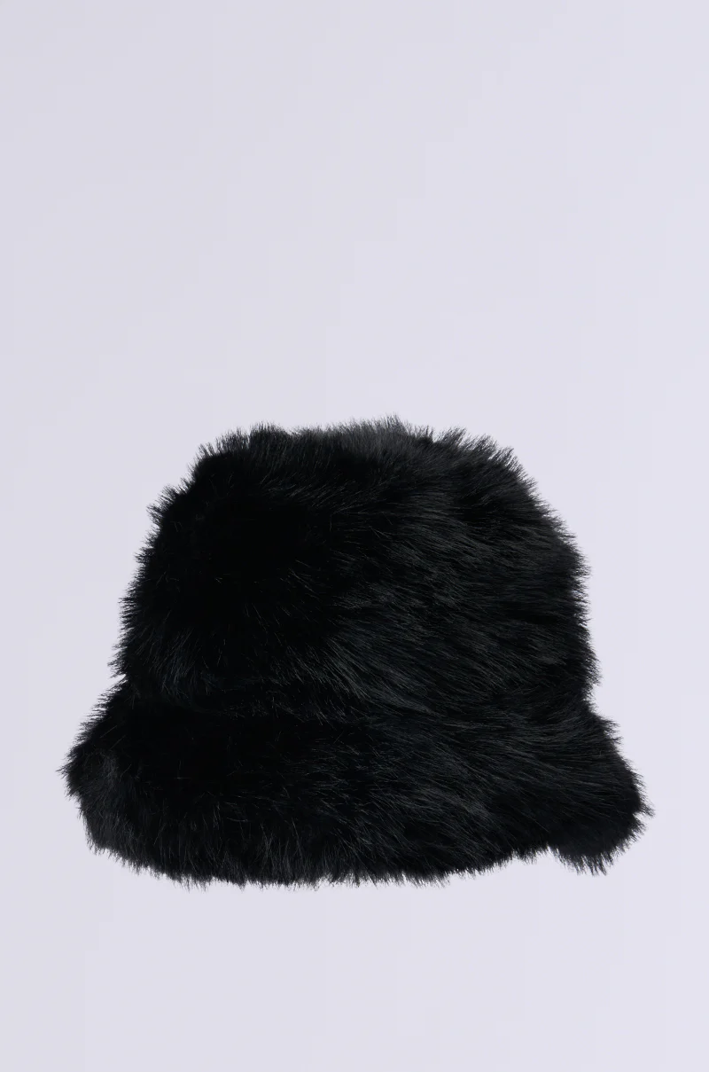 APRES SKI FAUX FUR BUCKET HAT IN BLACK - Image 3