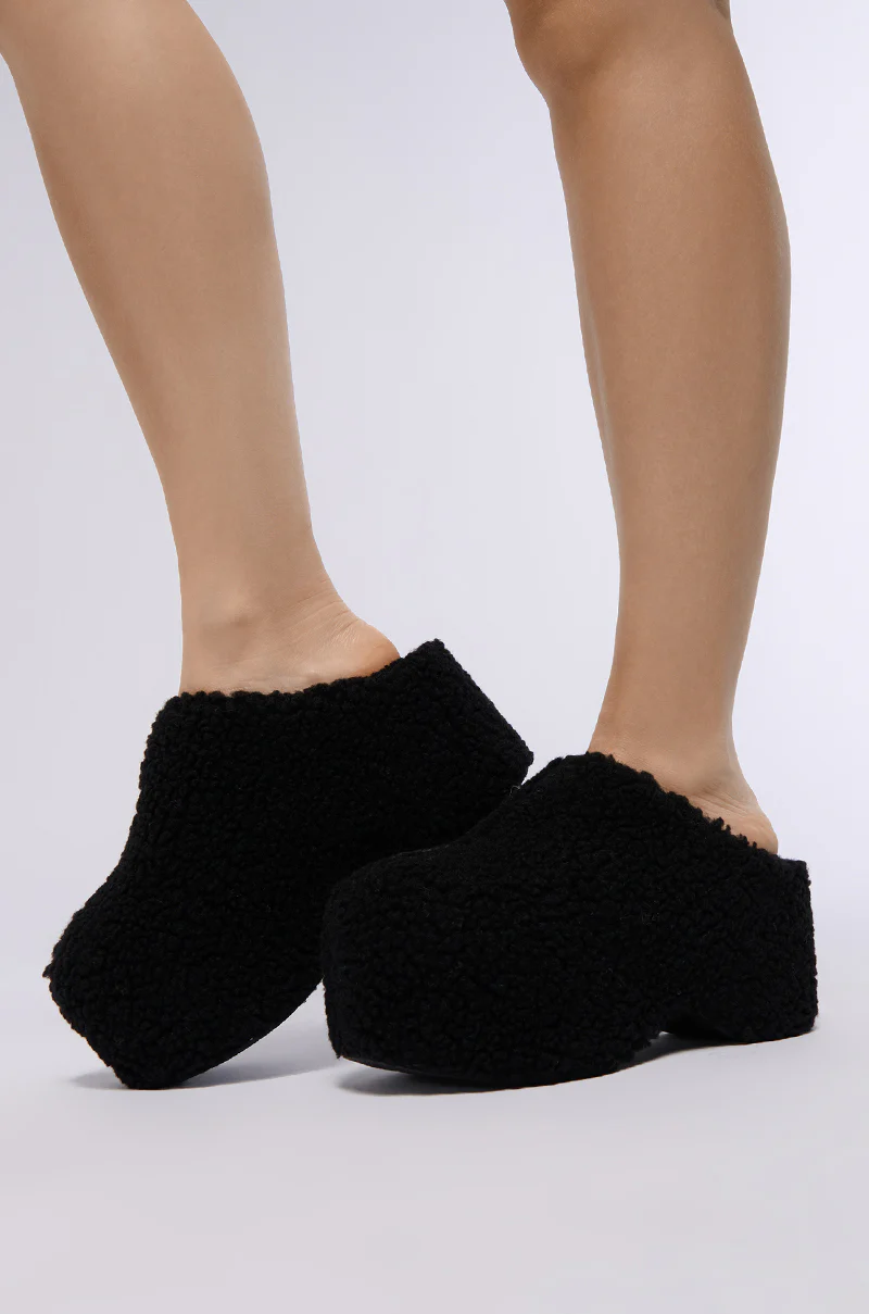 AZALEA WANG DOLORITA BLACK SHERPA CLOG - Image 3