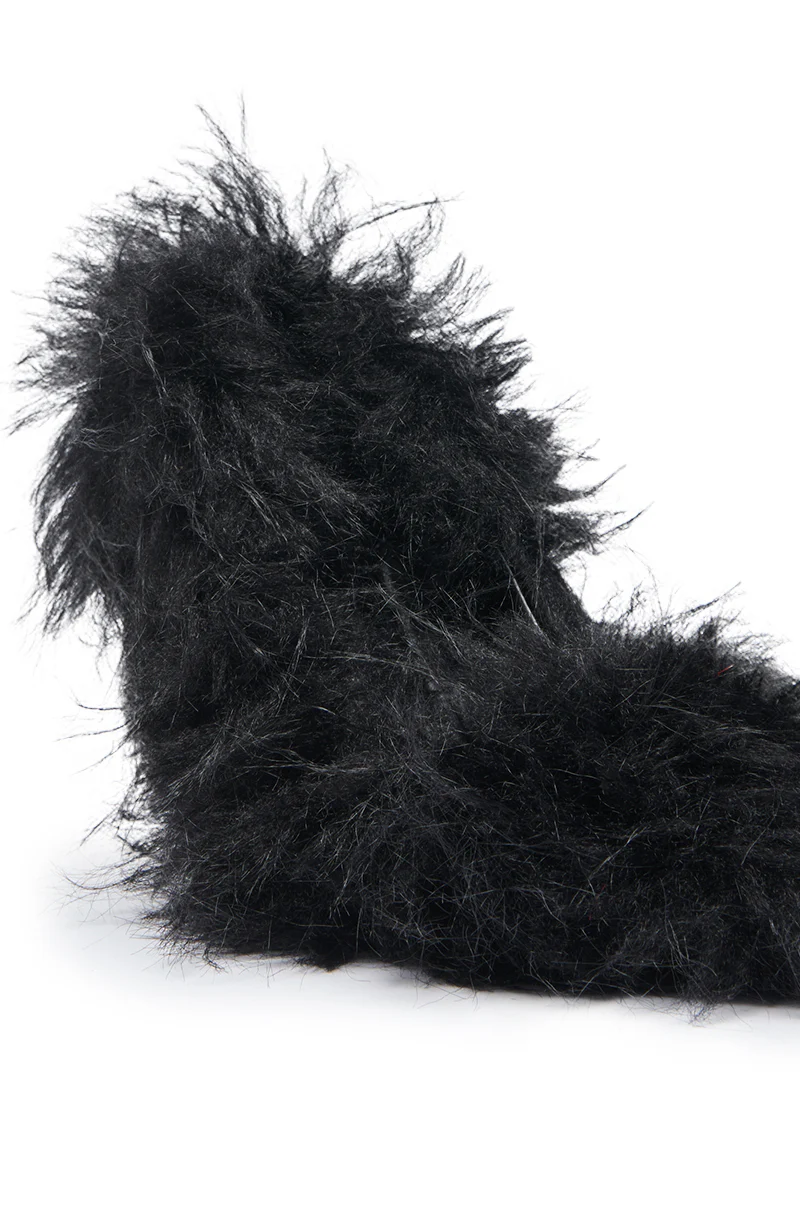 AZALEA WANG KURT BLACK FUR EMBELLISHED PUMP - Image 11