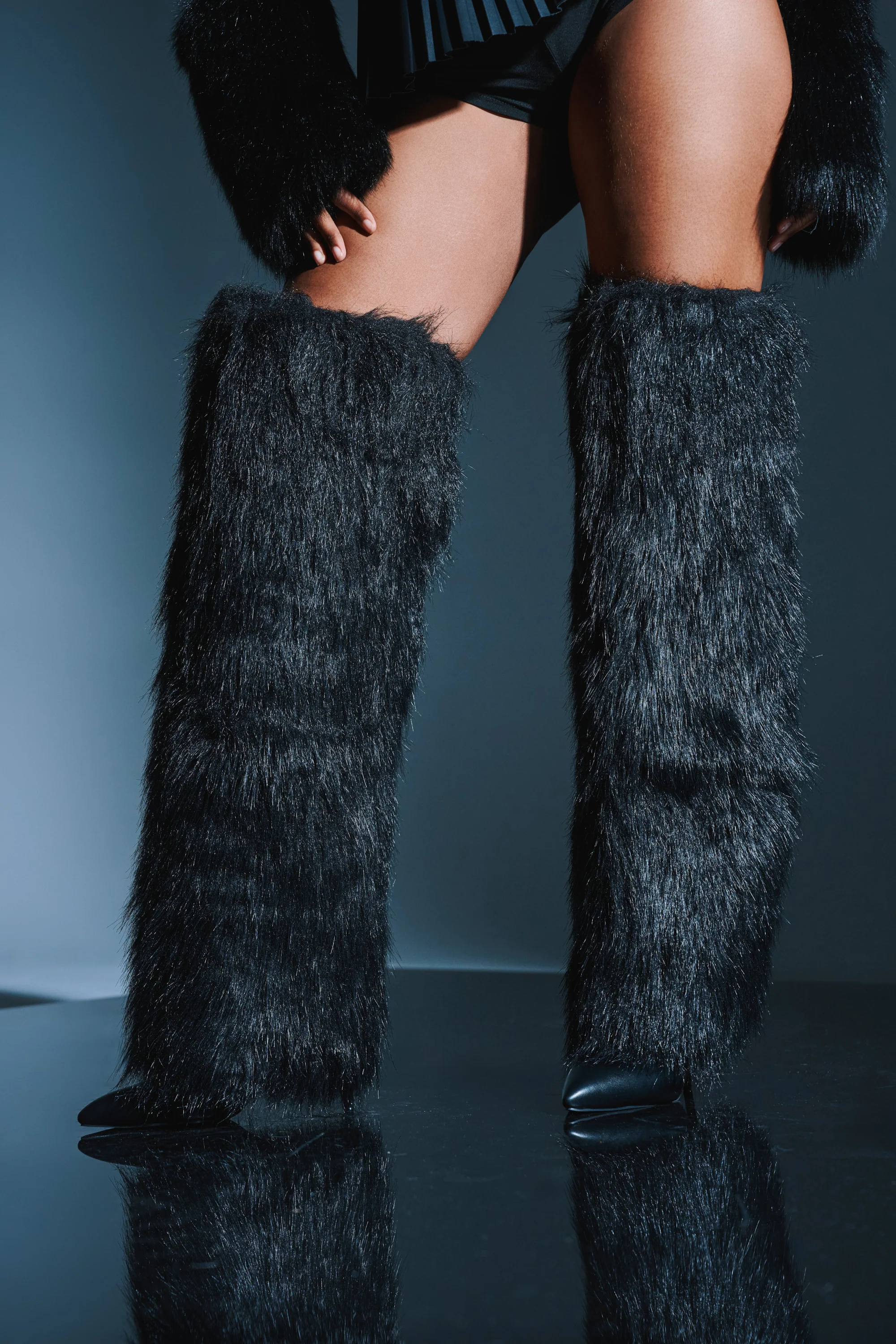 AZALEA WANG LANGLEYE BLACK THIGH HIGH FUR LUXE BOOT - Image 4