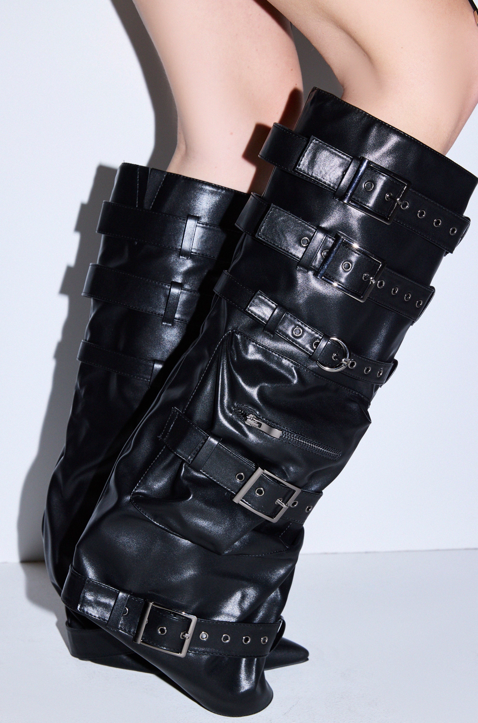 AZALEA WANG NEMIANA BLACK BELT AND BUCKLES DETAIL BOOT - Image 6