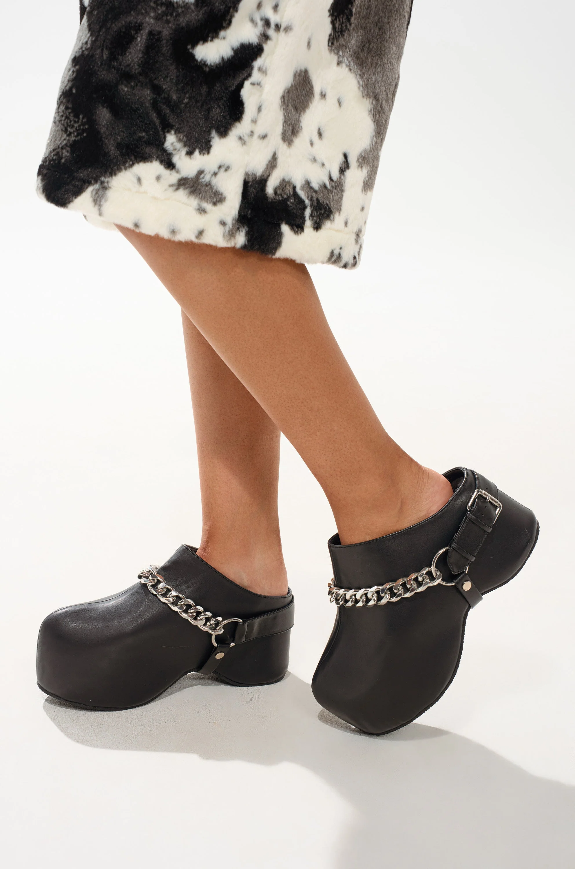 AZALEA WANG RILLMEY BLACK FLAT CLOG WITH METAL DETAIL - Image 2