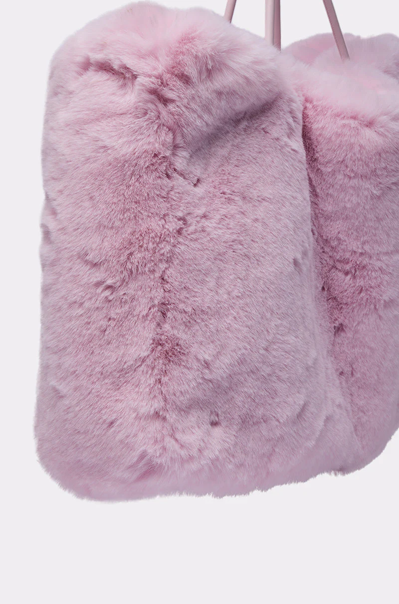 BB GURLLLL FAUX FUR TOTE - Image 7