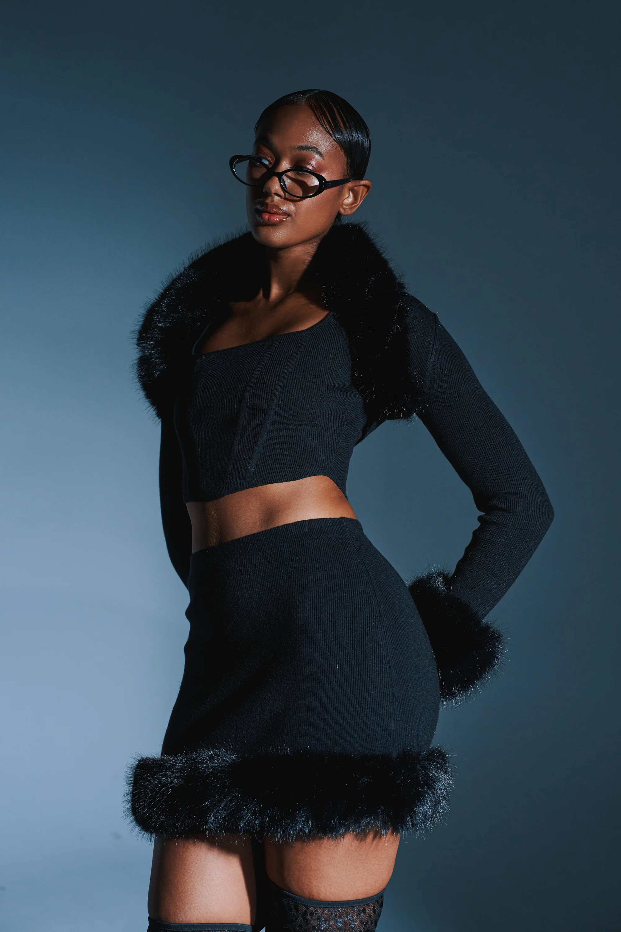 BIG MOOD FUR TRIM MINI SKIRT IN BLACK - Image 2