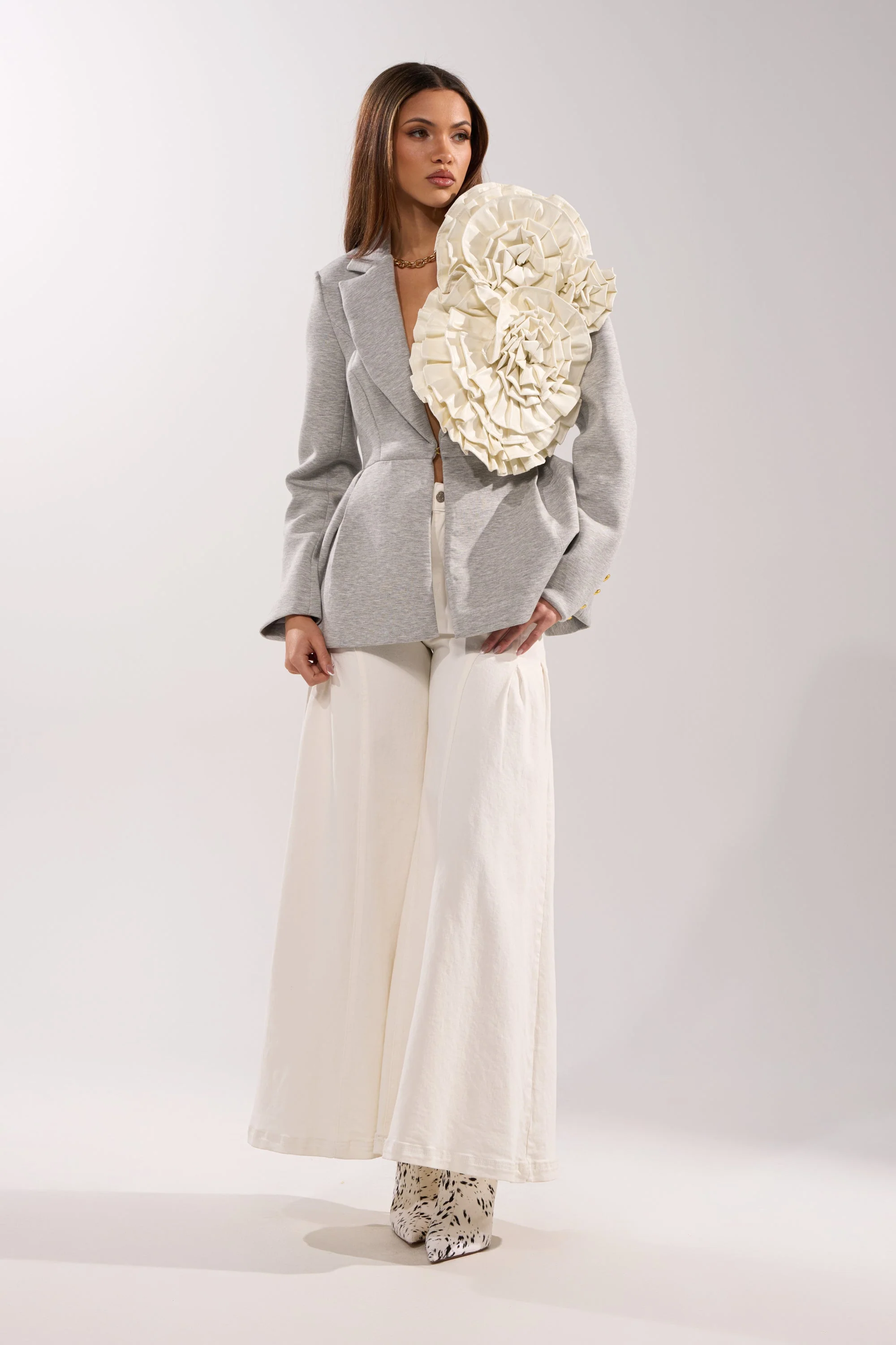 BLOOMING PU OVERSIZED BROOCH - Image 4