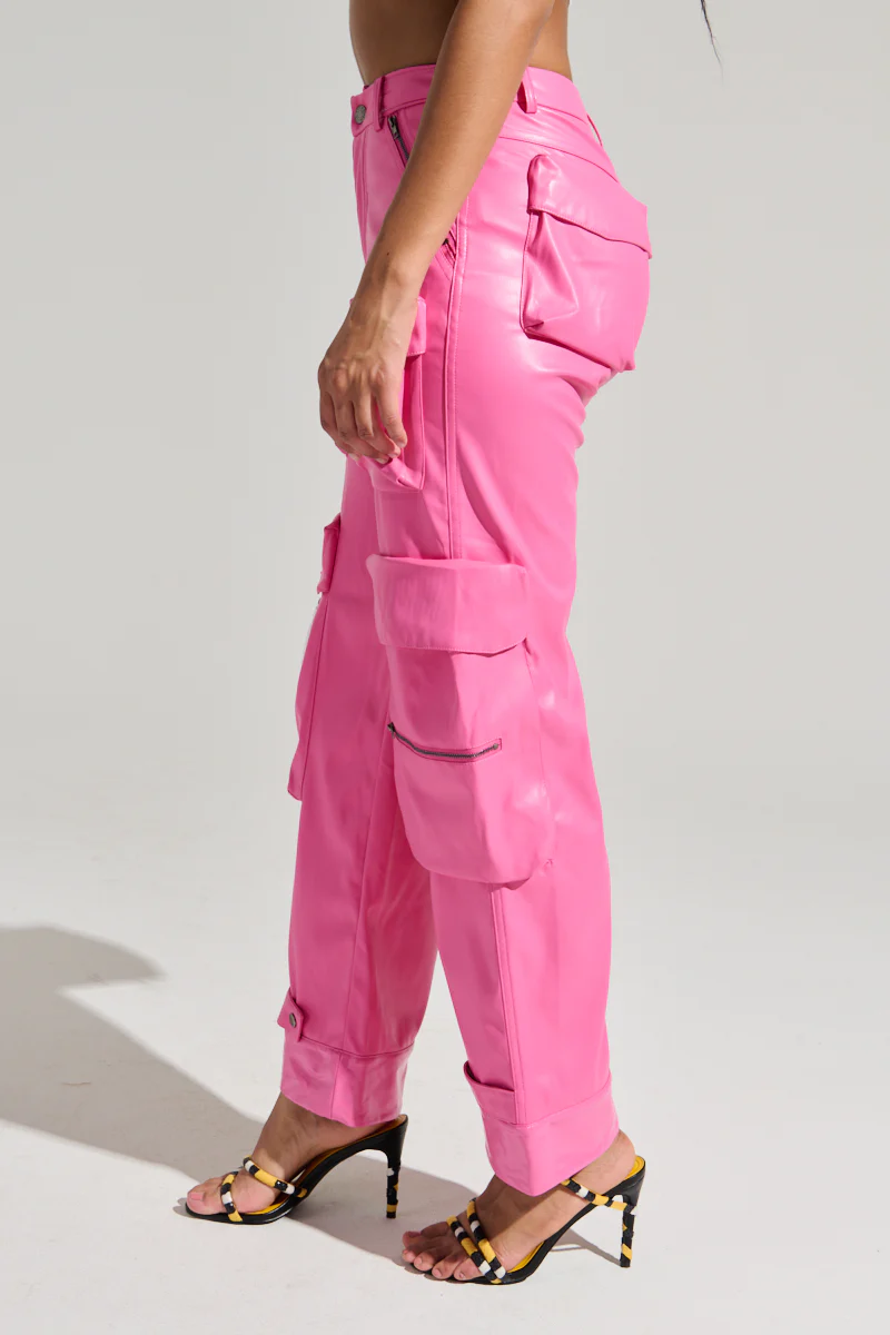 BUBBLEGUM SHORTY CARGO PANT IN PINK - Image 3