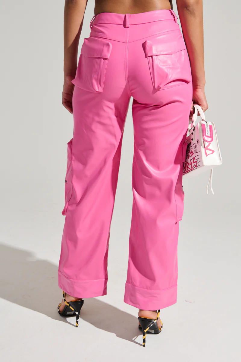 BUBBLEGUM SHORTY CARGO PANT IN PINK - Image 4