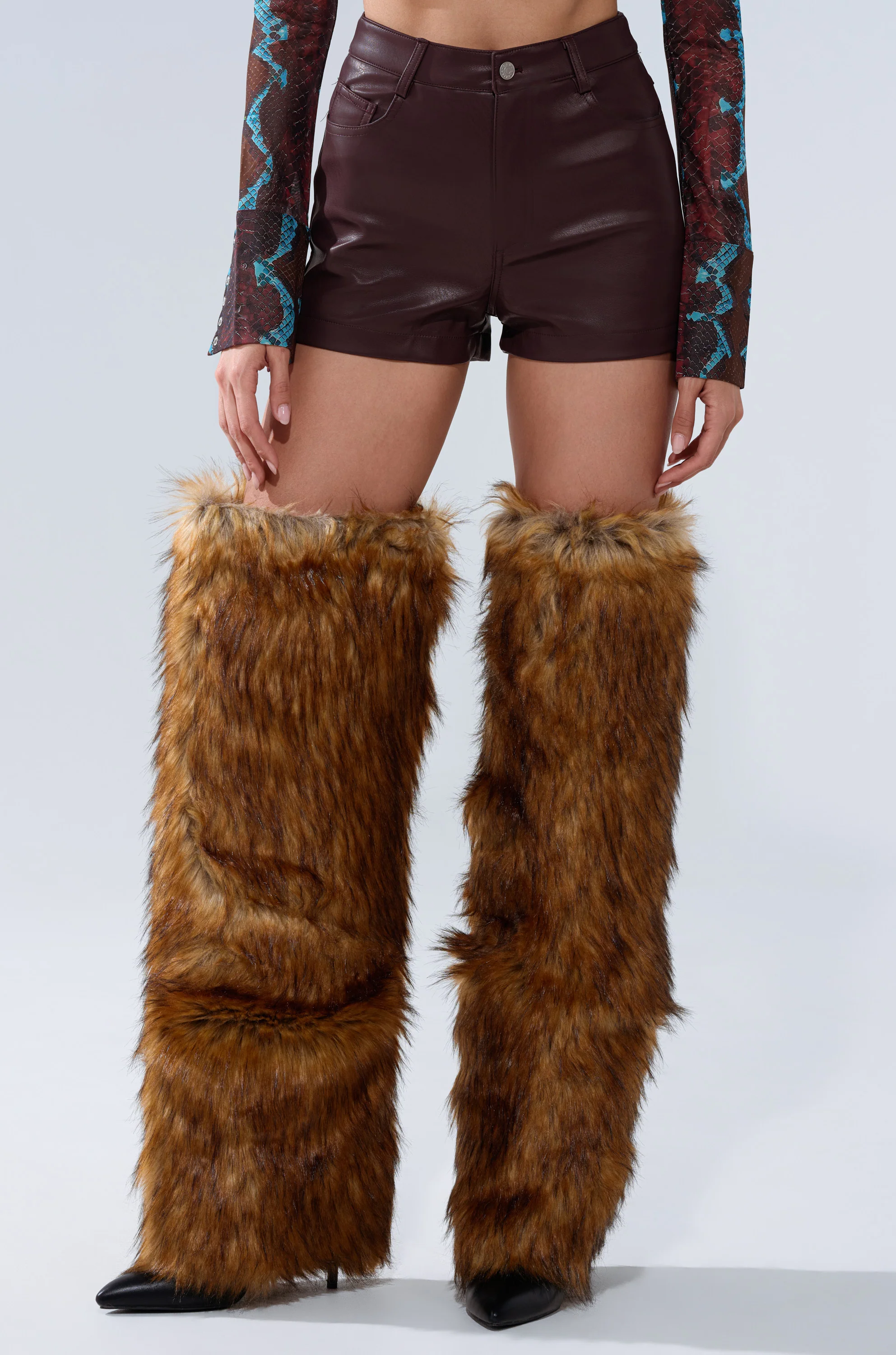 CALLIE FAUX LEATHER SHORT IN BURGUNDY - Image 4