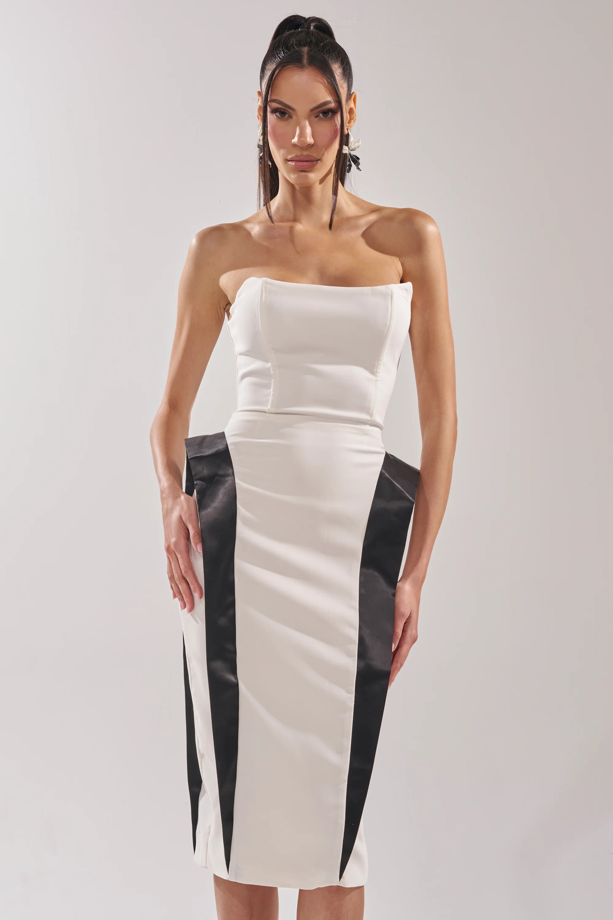 CHIC AND SOPHISTICATED STRUCTURED MIDI DRESS IN WHITE - Image 2