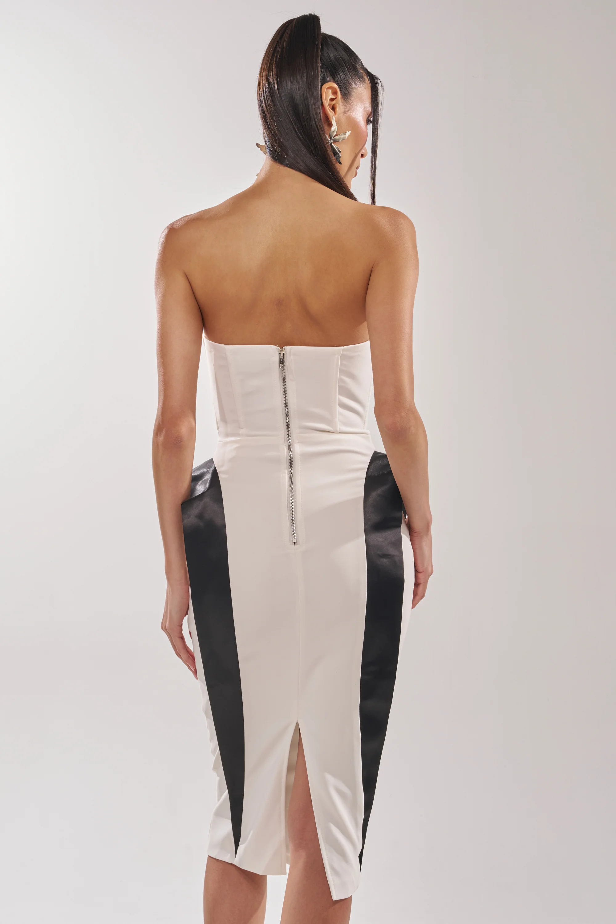 CHIC AND SOPHISTICATED STRUCTURED MIDI DRESS IN WHITE - Image 5