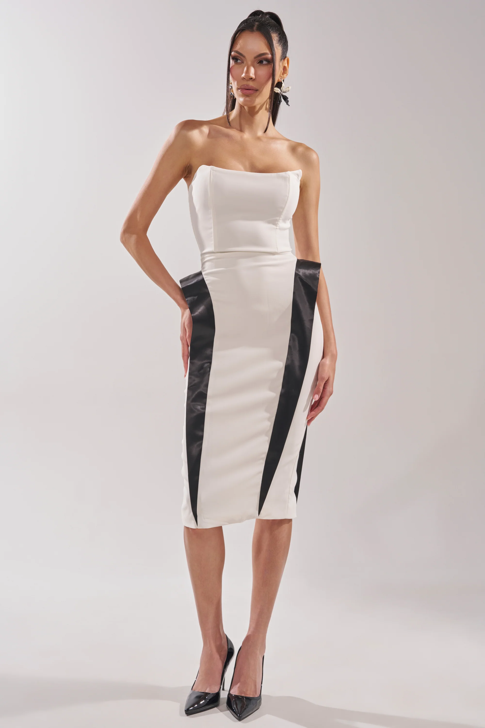 CHIC AND SOPHISTICATED STRUCTURED MIDI DRESS IN WHITE - Image 6