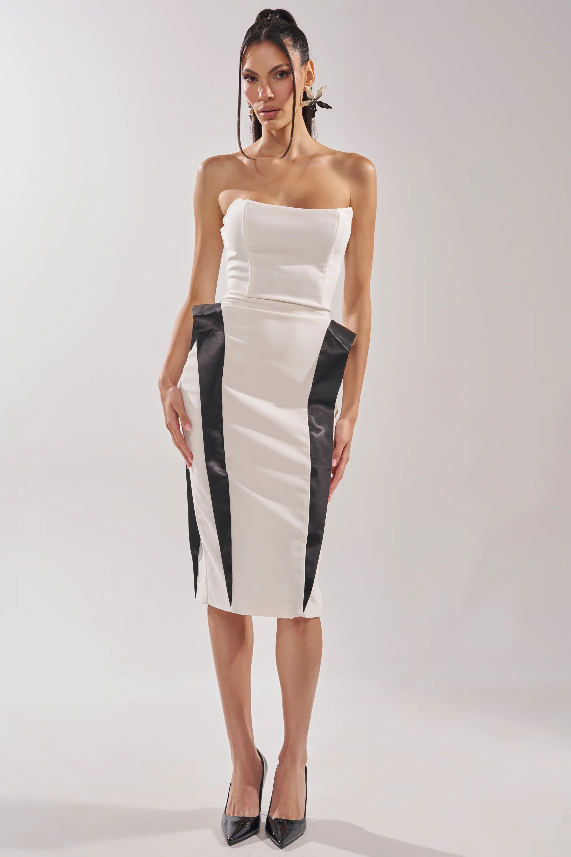 CHIC AND SOPHISTICATED STRUCTURED MIDI DRESS IN WHITE - Image 7