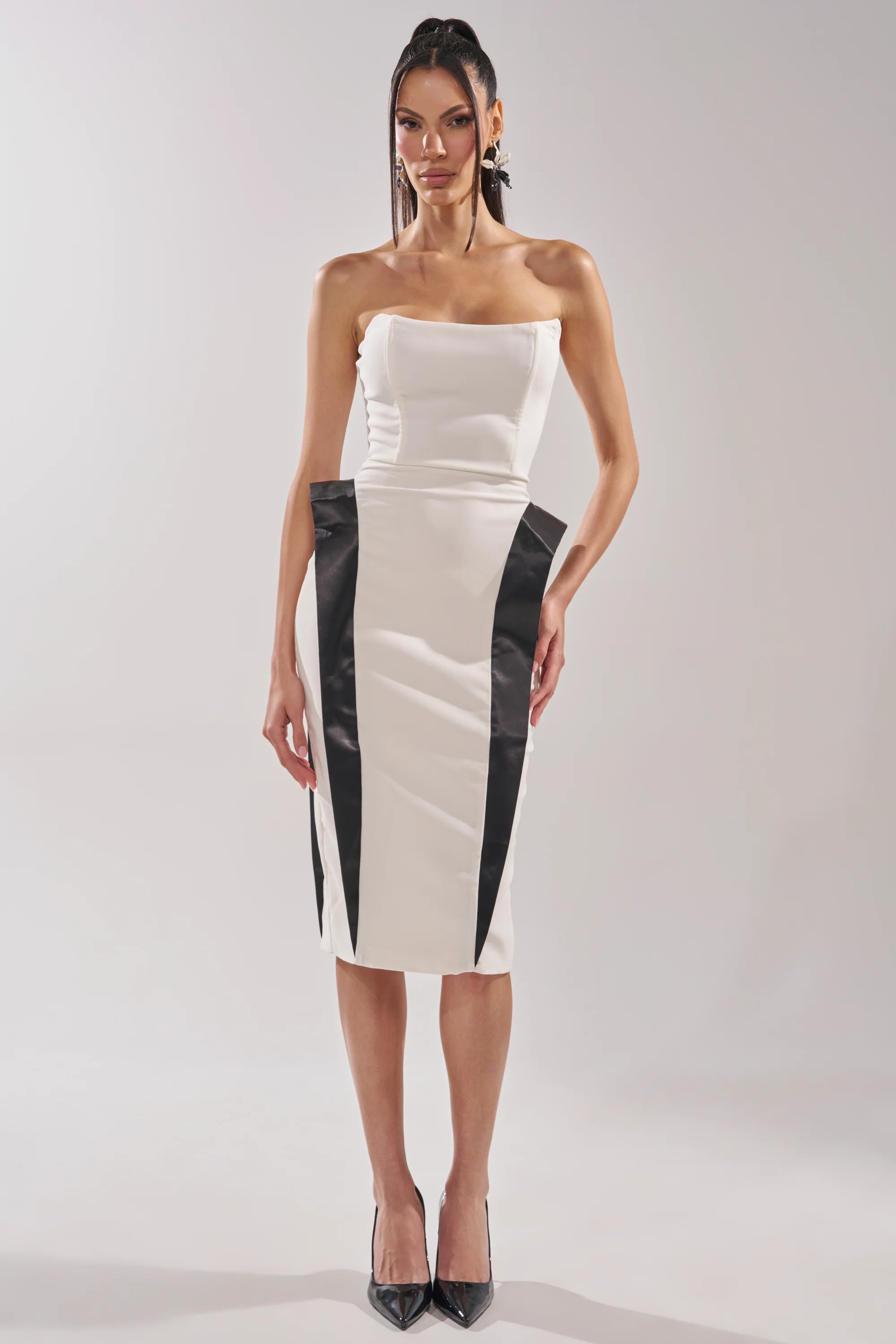CHIC AND SOPHISTICATED STRUCTURED MIDI DRESS IN WHITE - Image 9