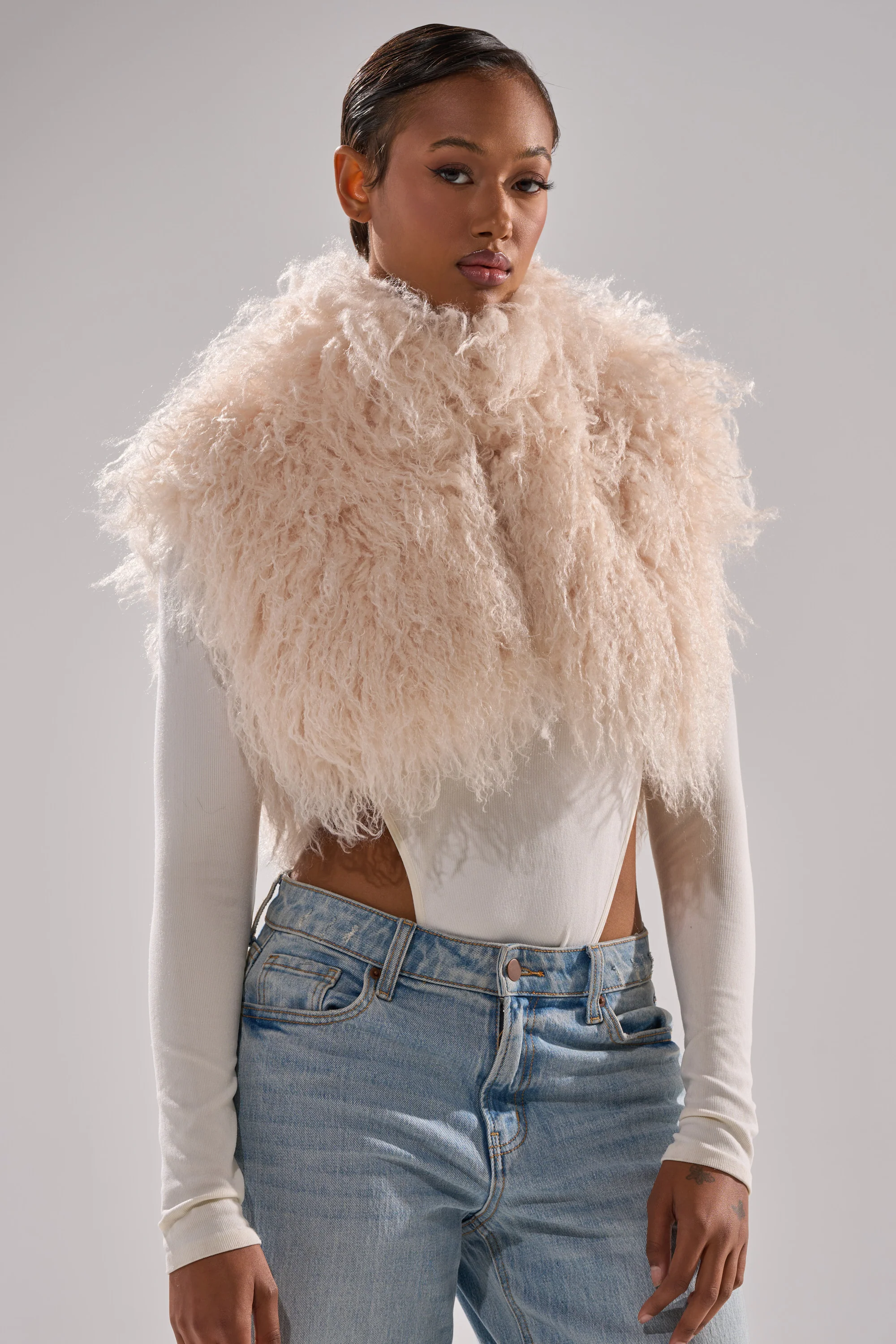 COCO CROPPED FUR VEST IN BEIGE - Image 2