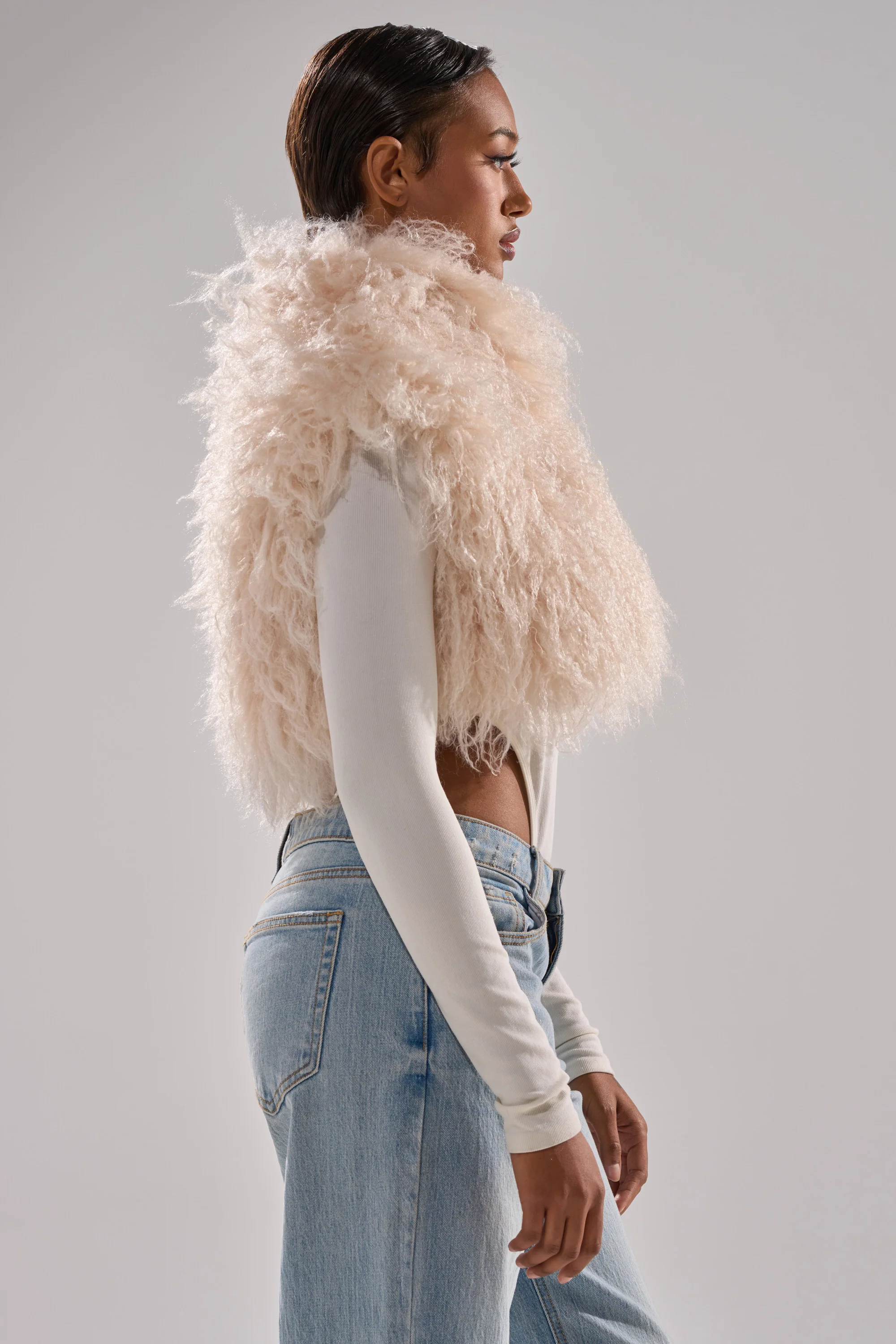 COCO CROPPED FUR VEST IN BEIGE - Image 4
