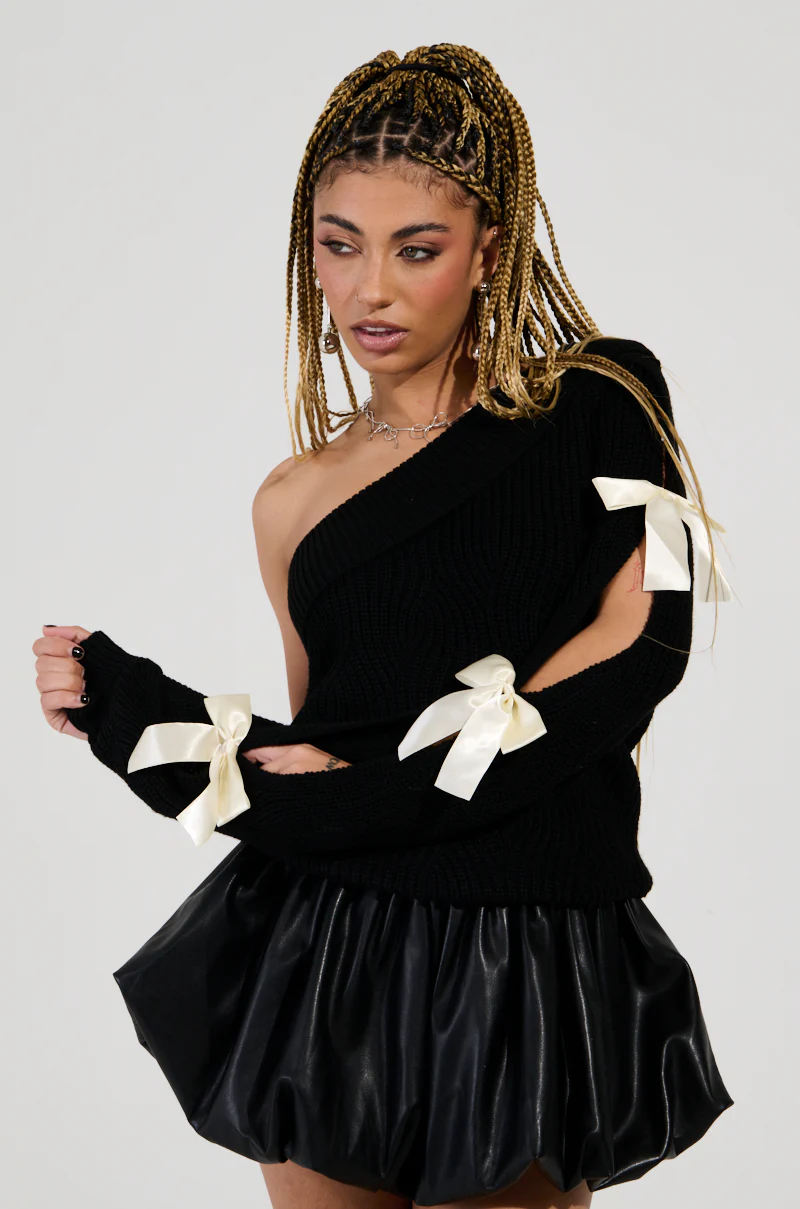 COQUETTE CHIC CHUNKY SWEATER IN BLACK - Image 2