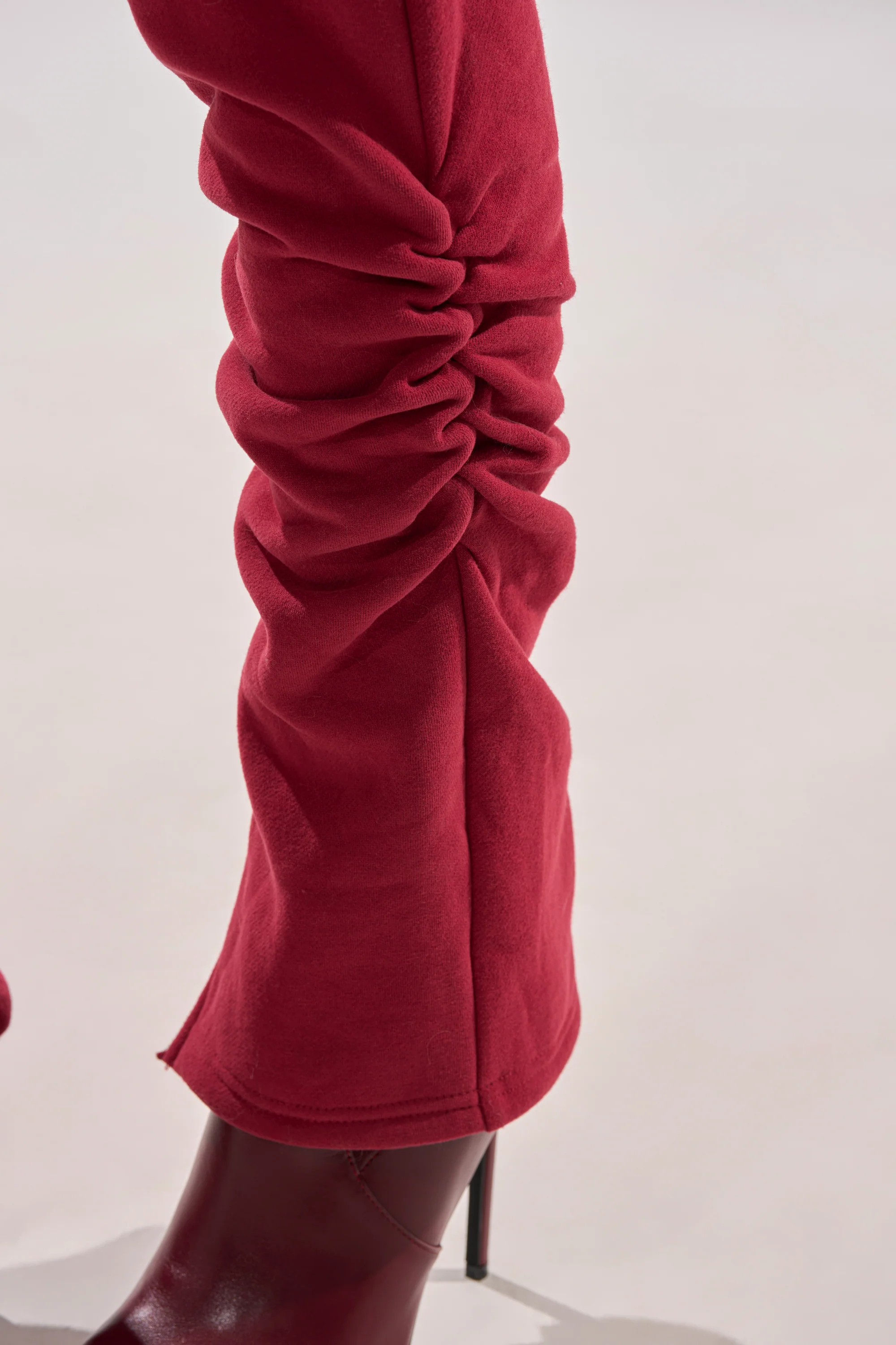 COZY HOLIDAY PEARL JOGGER IN BURGUNDY - Image 9