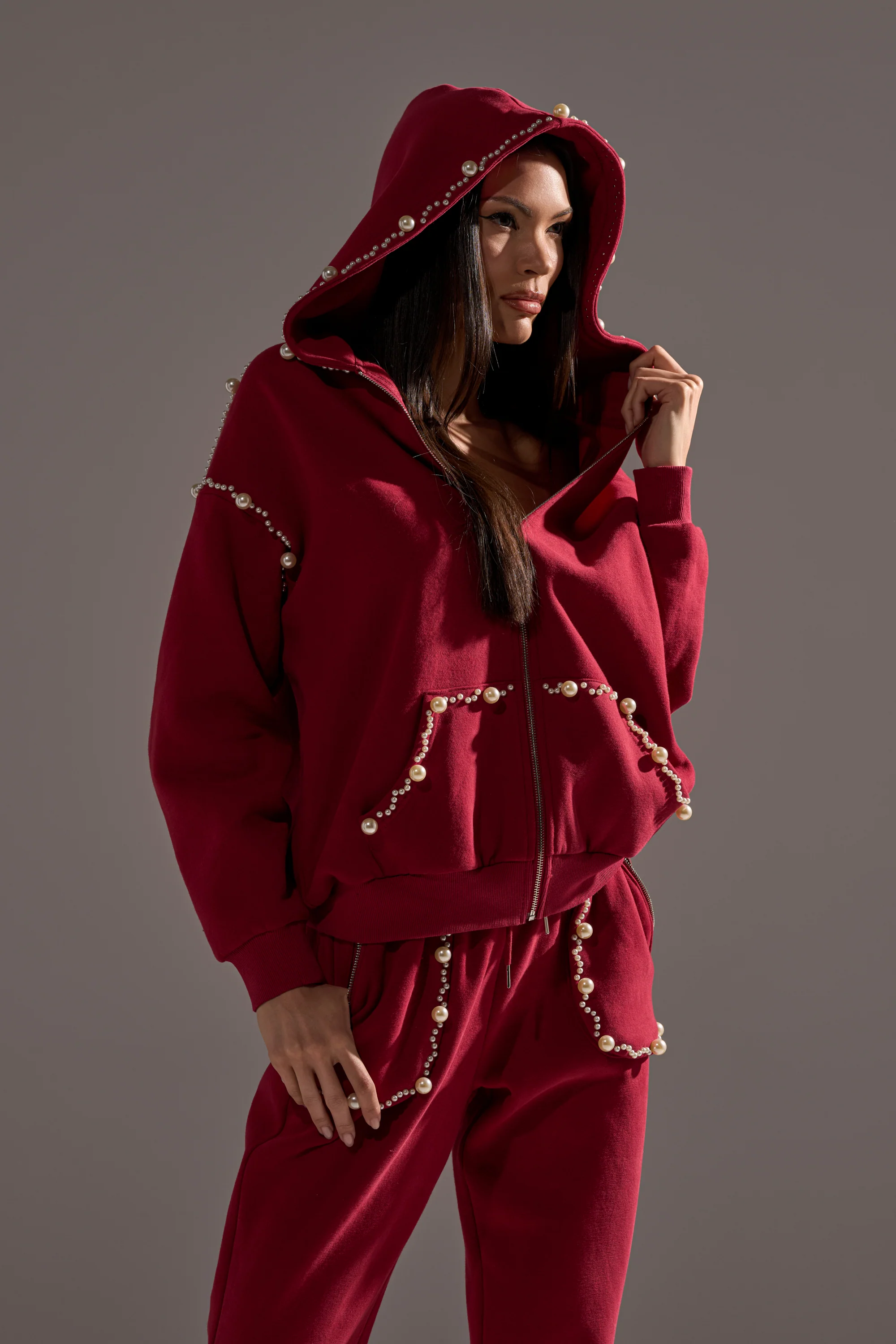 COZY HOLIDAY PEARL SWEATSHIRT IN BURGUNDY