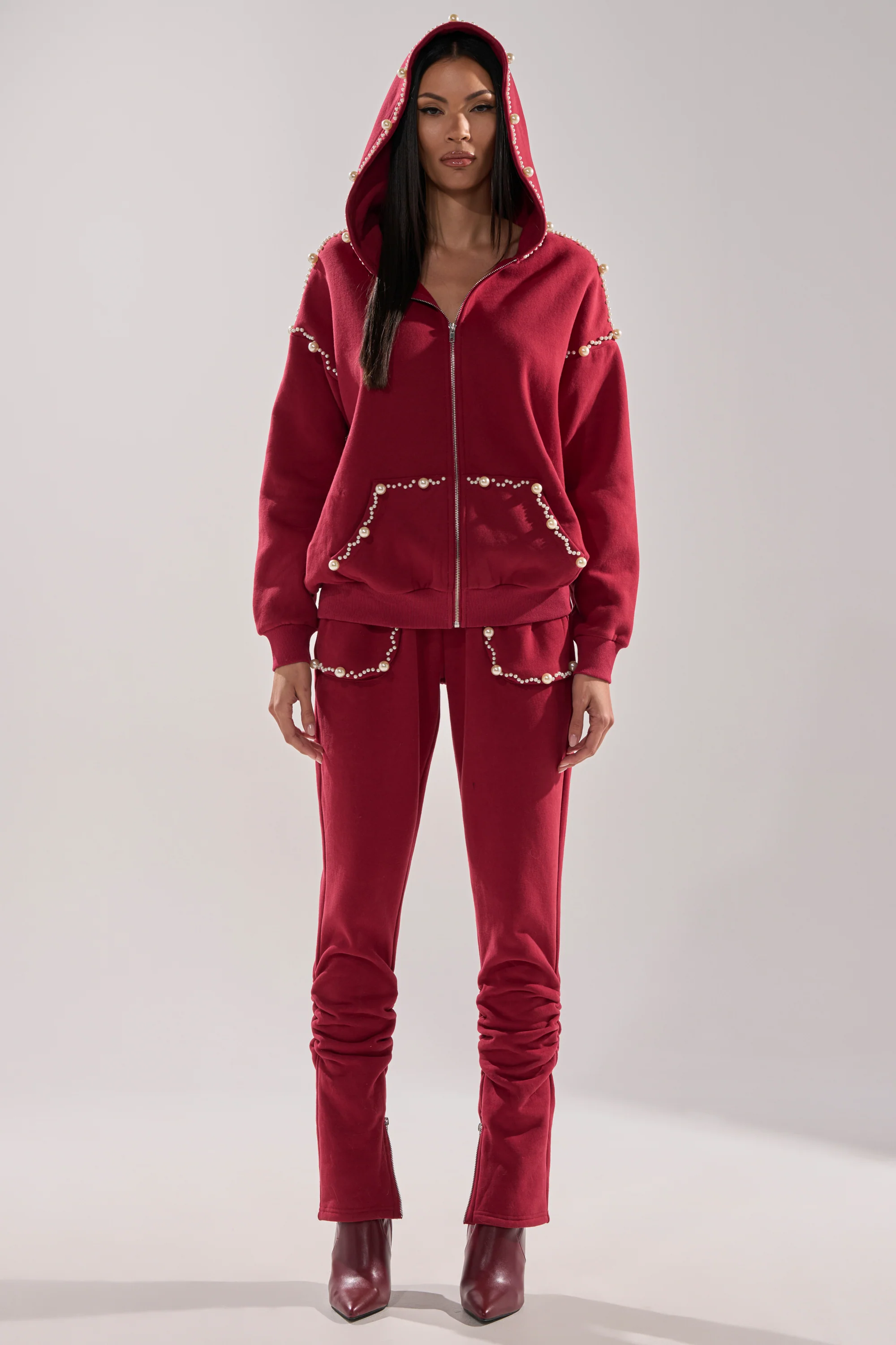 COZY HOLIDAY PEARL SWEATSHIRT IN BURGUNDY - Image 10