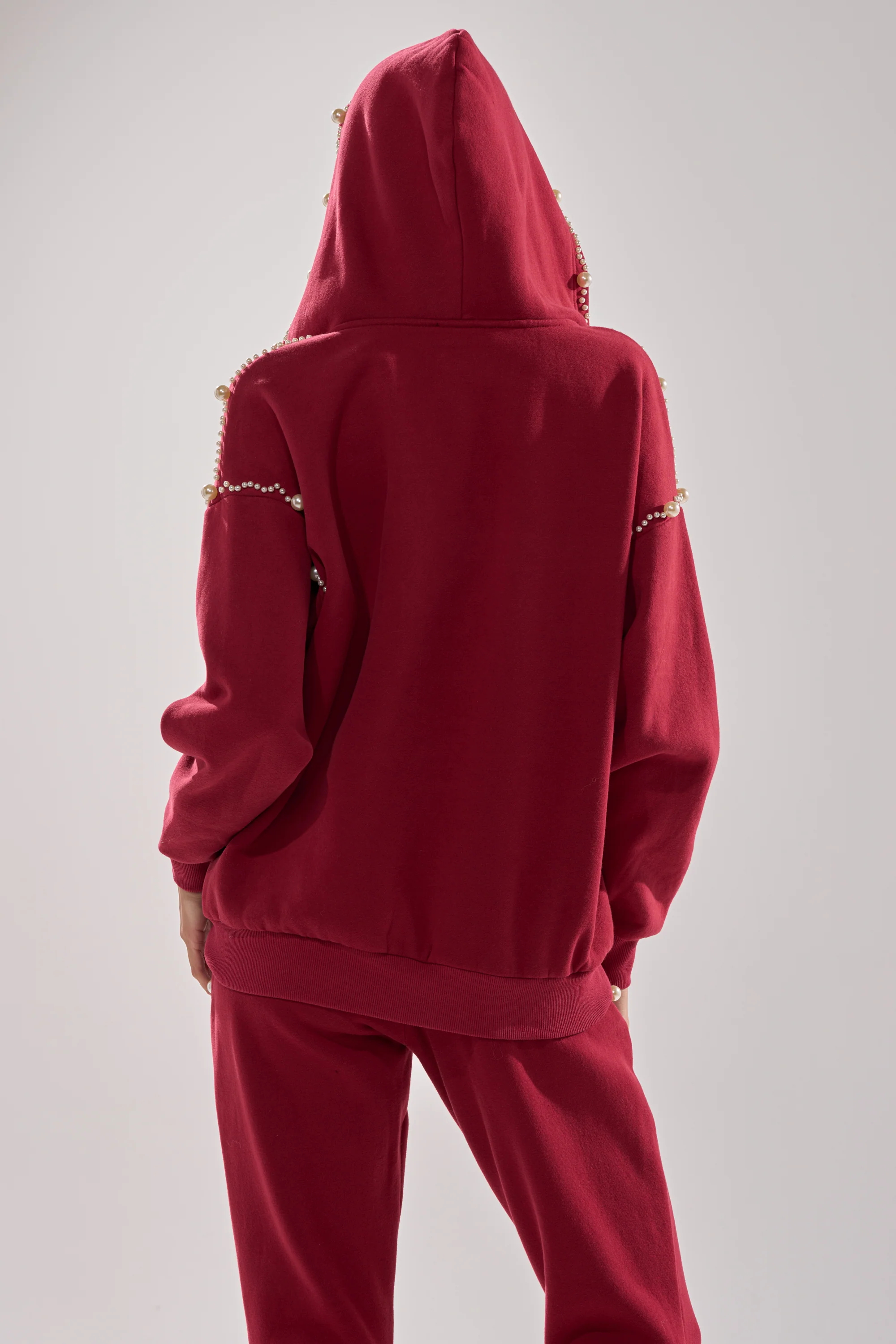 COZY HOLIDAY PEARL SWEATSHIRT IN BURGUNDY - Image 19