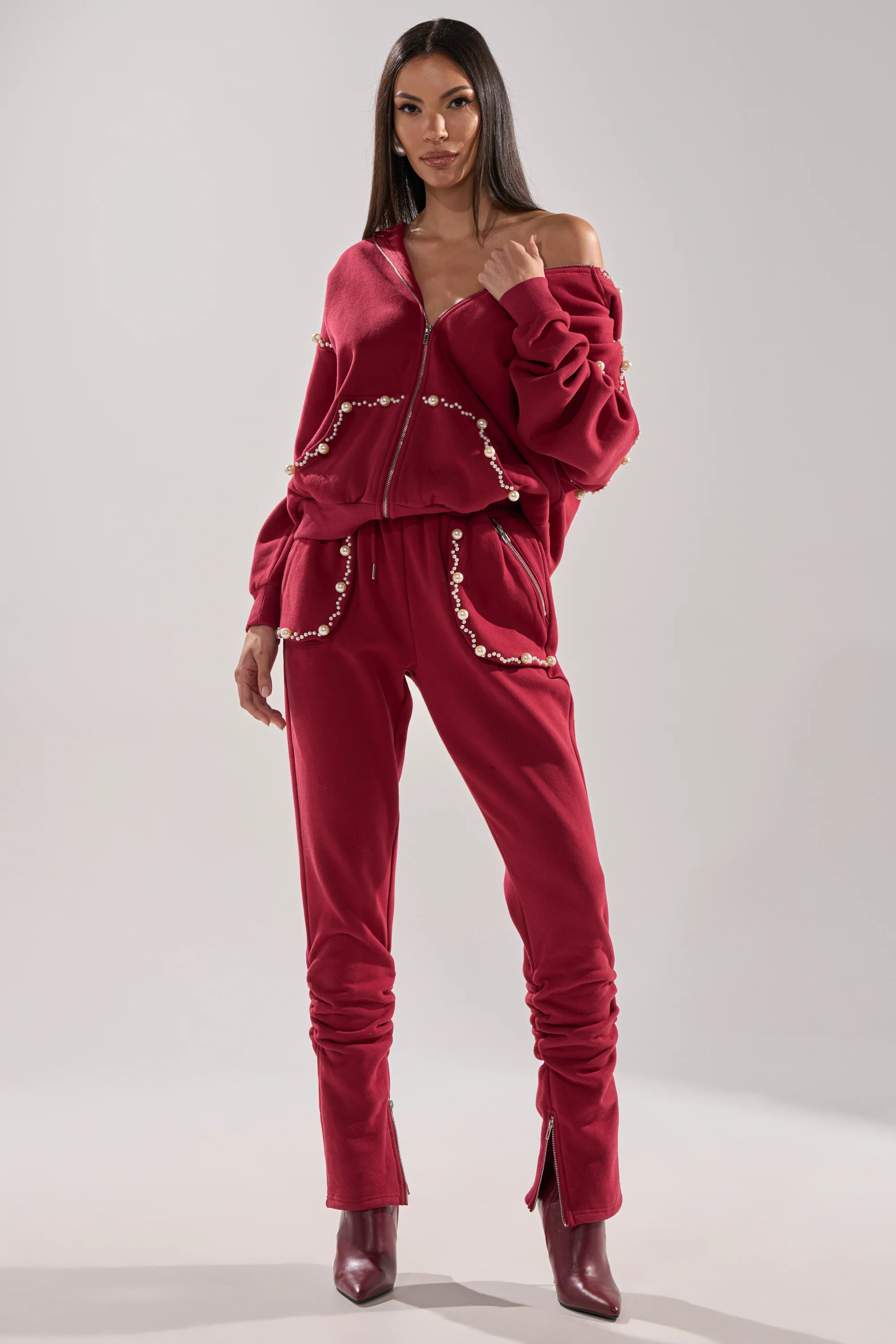 COZY HOLIDAY PEARL SWEATSHIRT IN BURGUNDY - Image 21