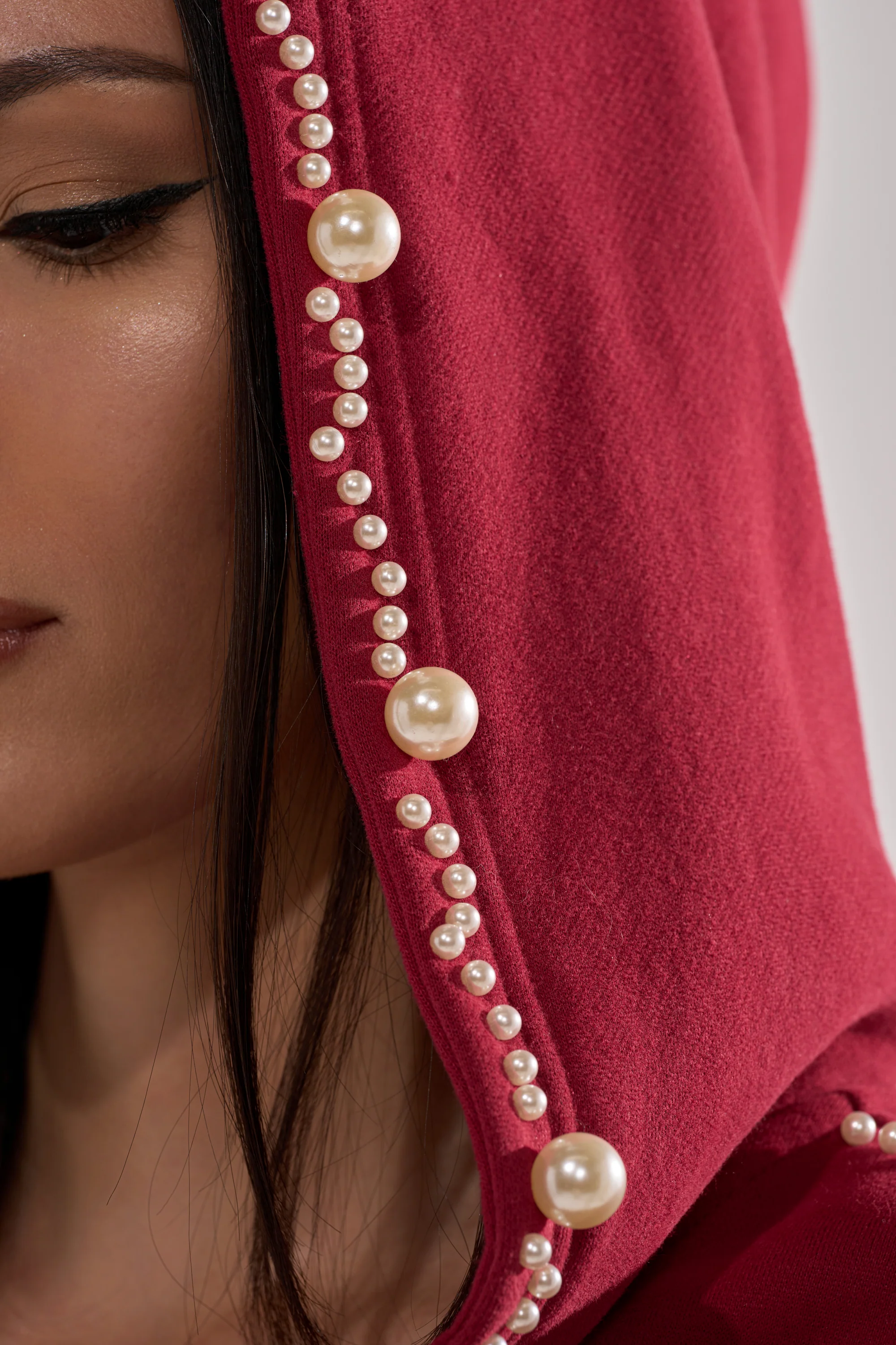COZY HOLIDAY PEARL SWEATSHIRT IN BURGUNDY - Image 23