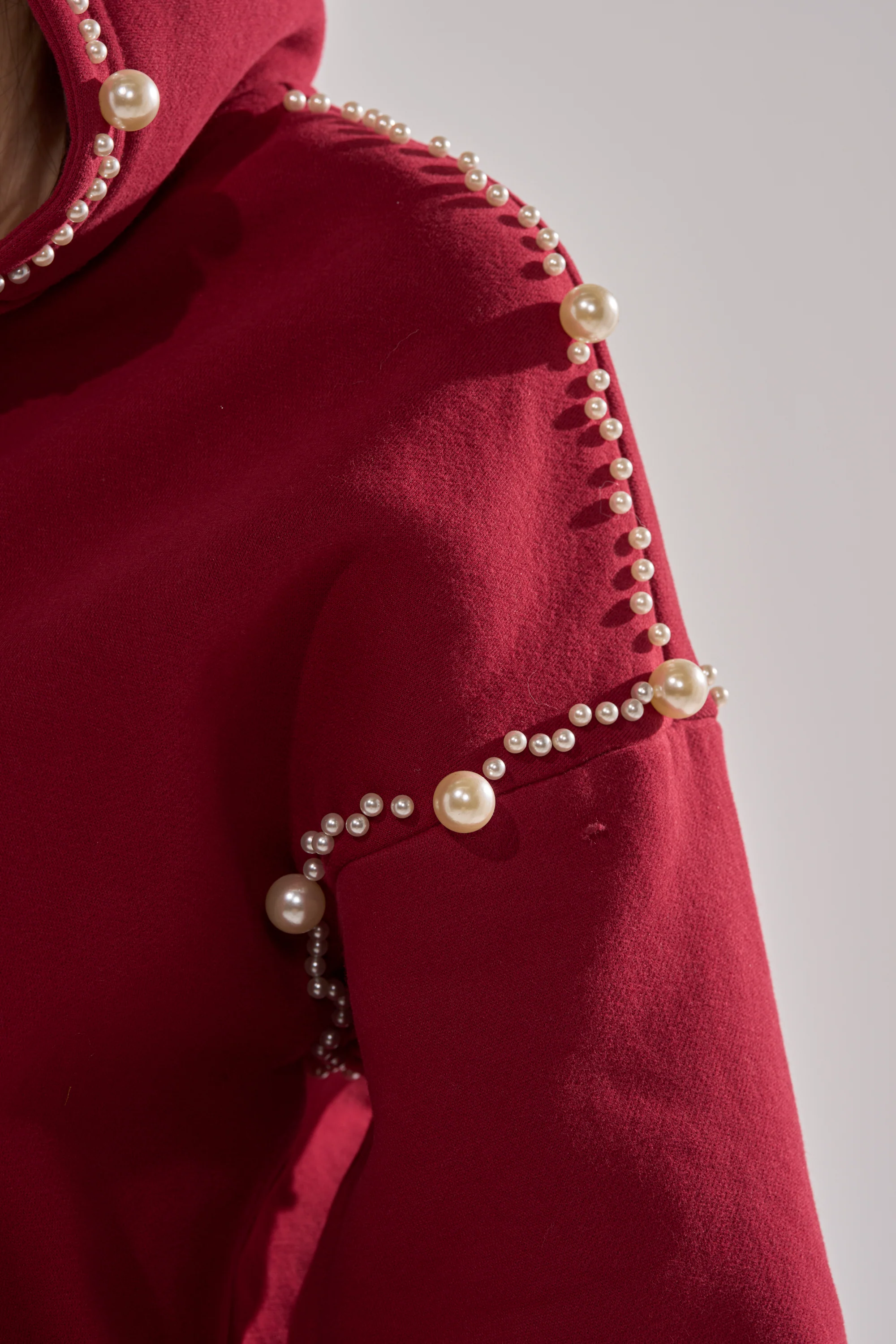COZY HOLIDAY PEARL SWEATSHIRT IN BURGUNDY - Image 24