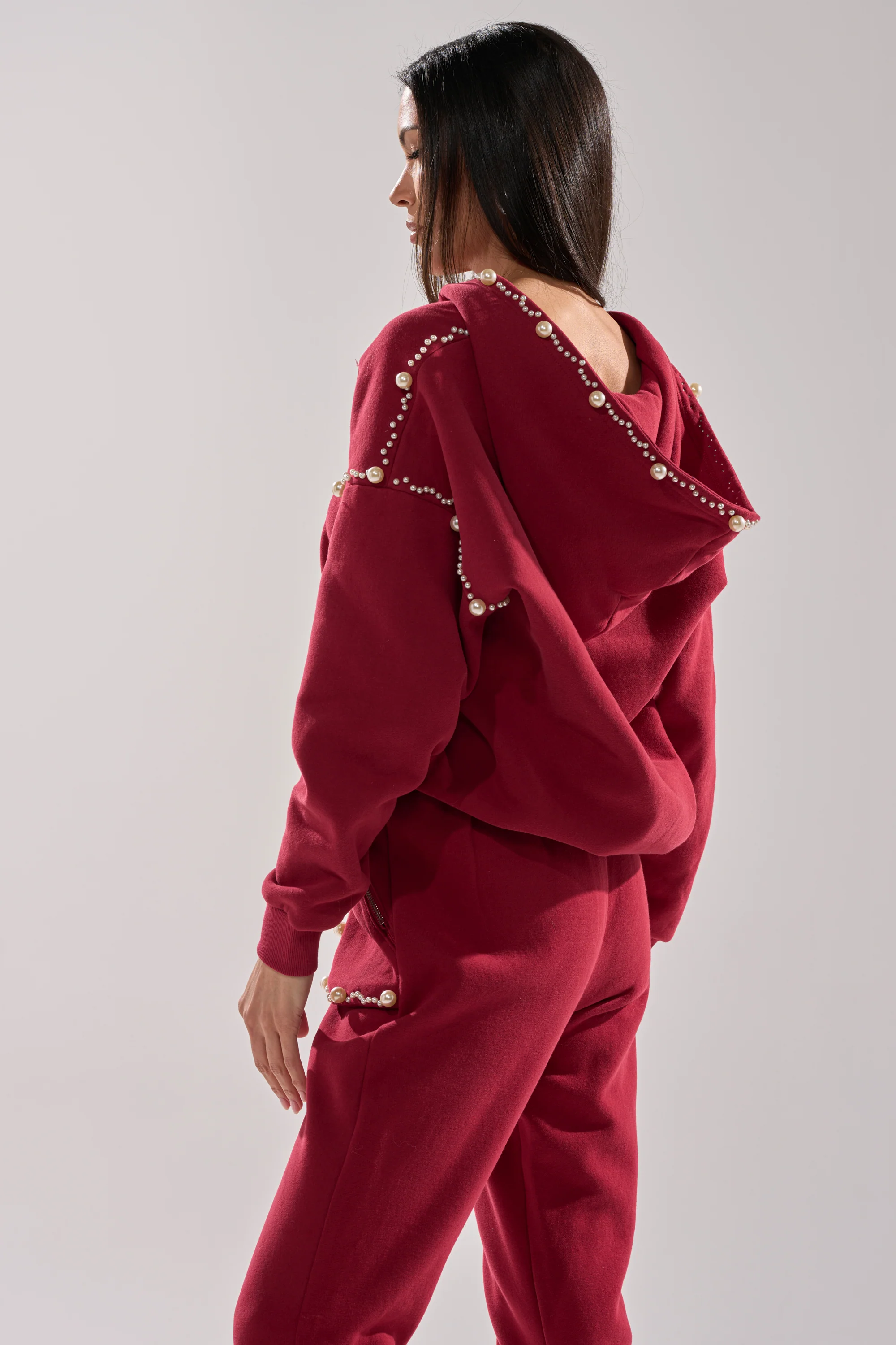 COZY HOLIDAY PEARL SWEATSHIRT IN BURGUNDY - Image 6