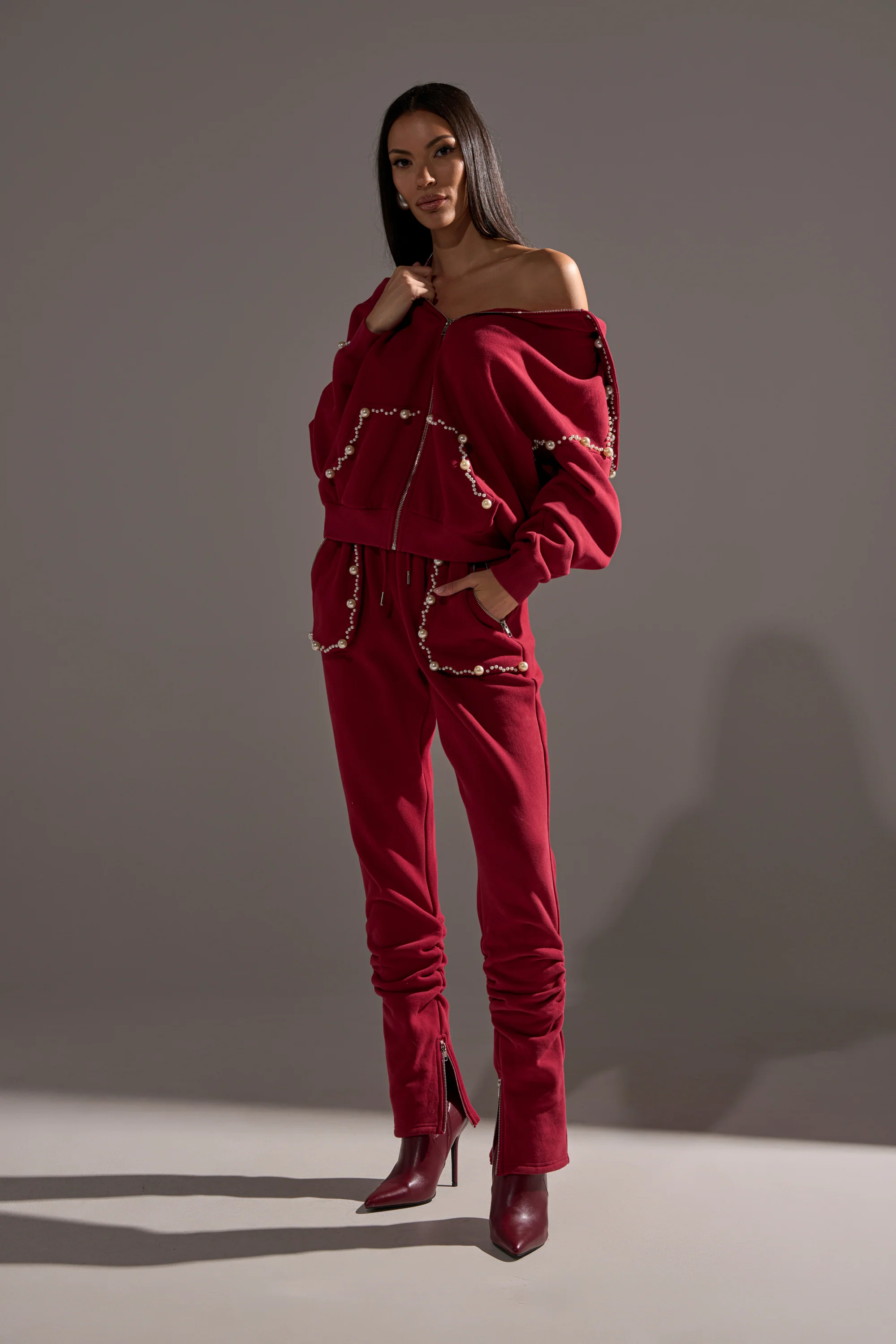 COZY HOLIDAY PEARL SWEATSHIRT IN BURGUNDY - Image 8