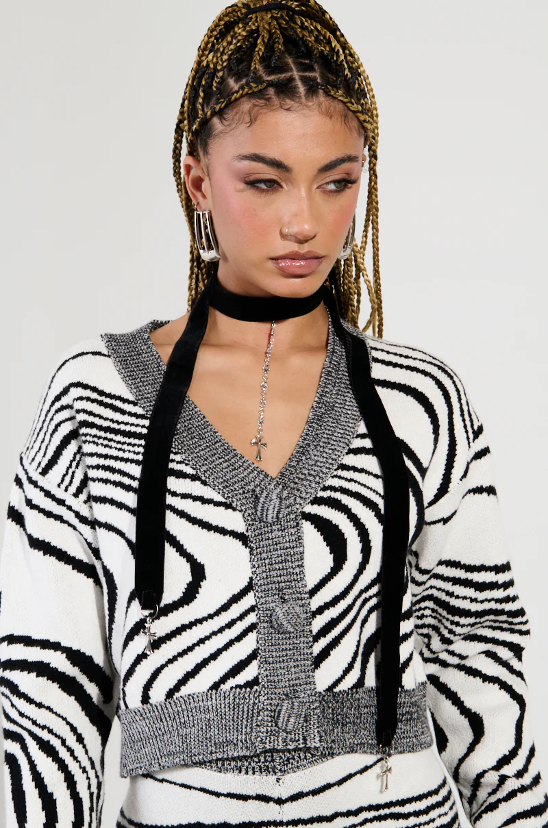 CROSS MY HEART STATEMENT NECKLACE - Image 4