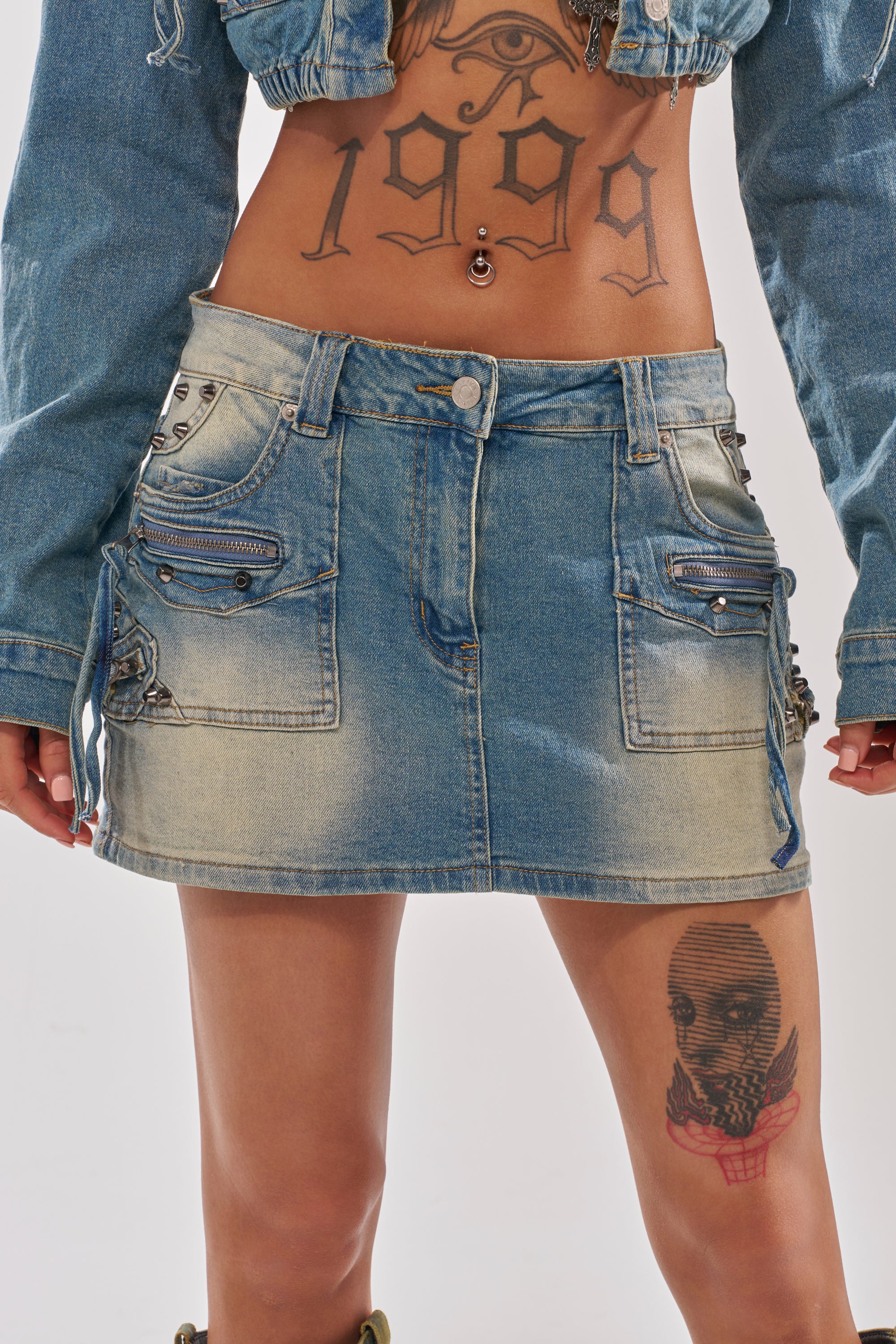 CROWN BELTED DENIM MINI SKIRT - Image 3