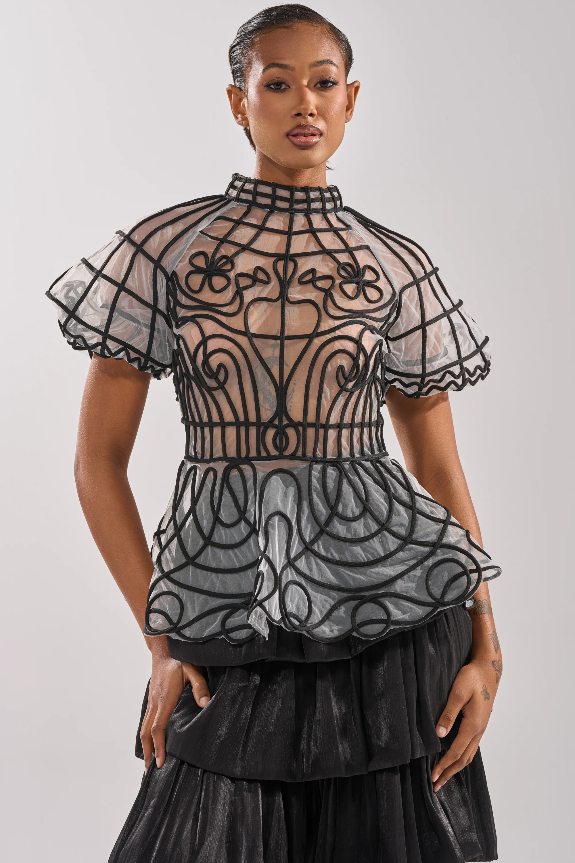 DOLL FACE SHORT SLEEVE STRUCTURED BLOUSE