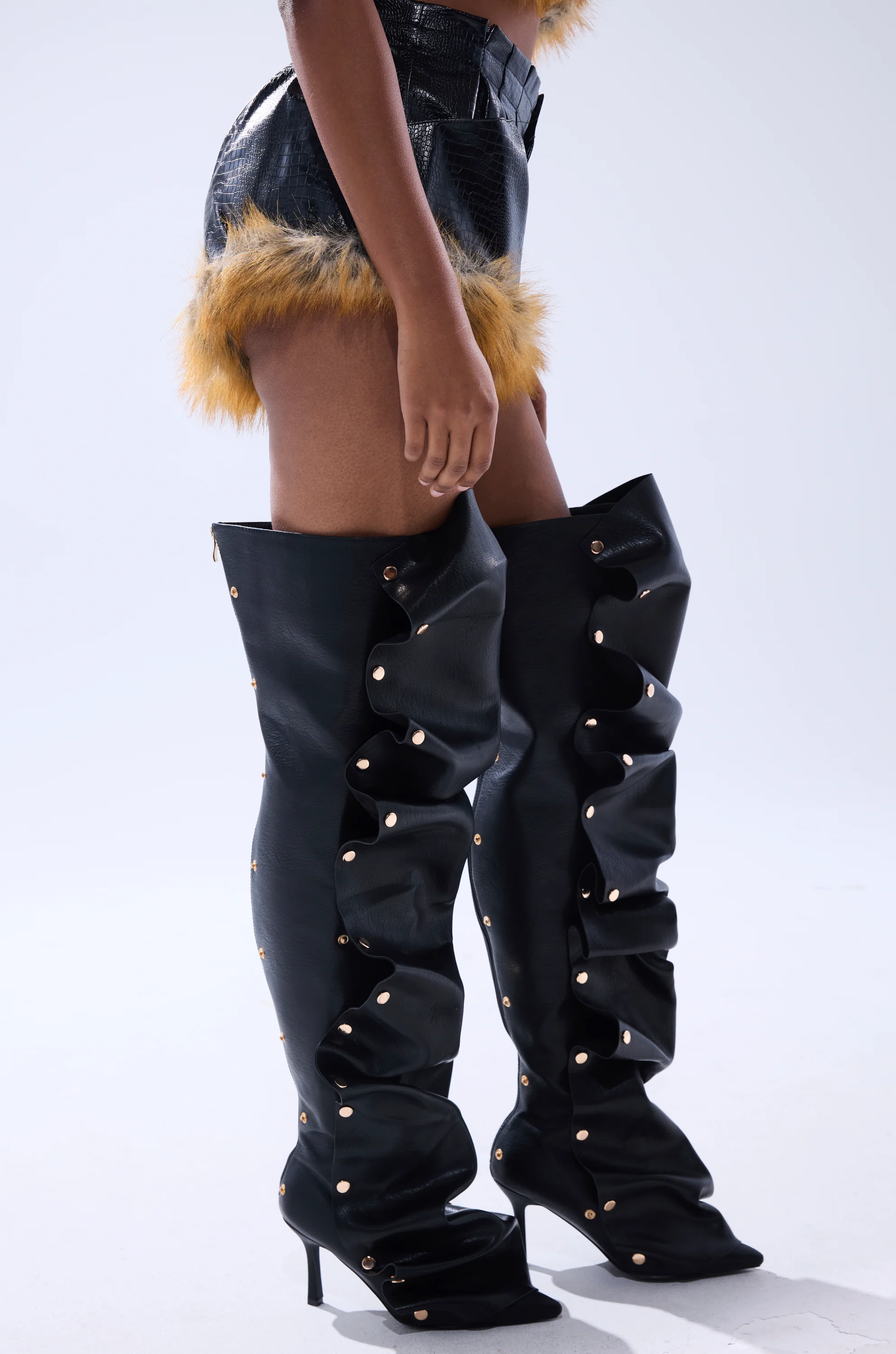 DONT TOUCH OR LOOK FAUX LEATHER SHORT WITH FUR TRIM - Image 3