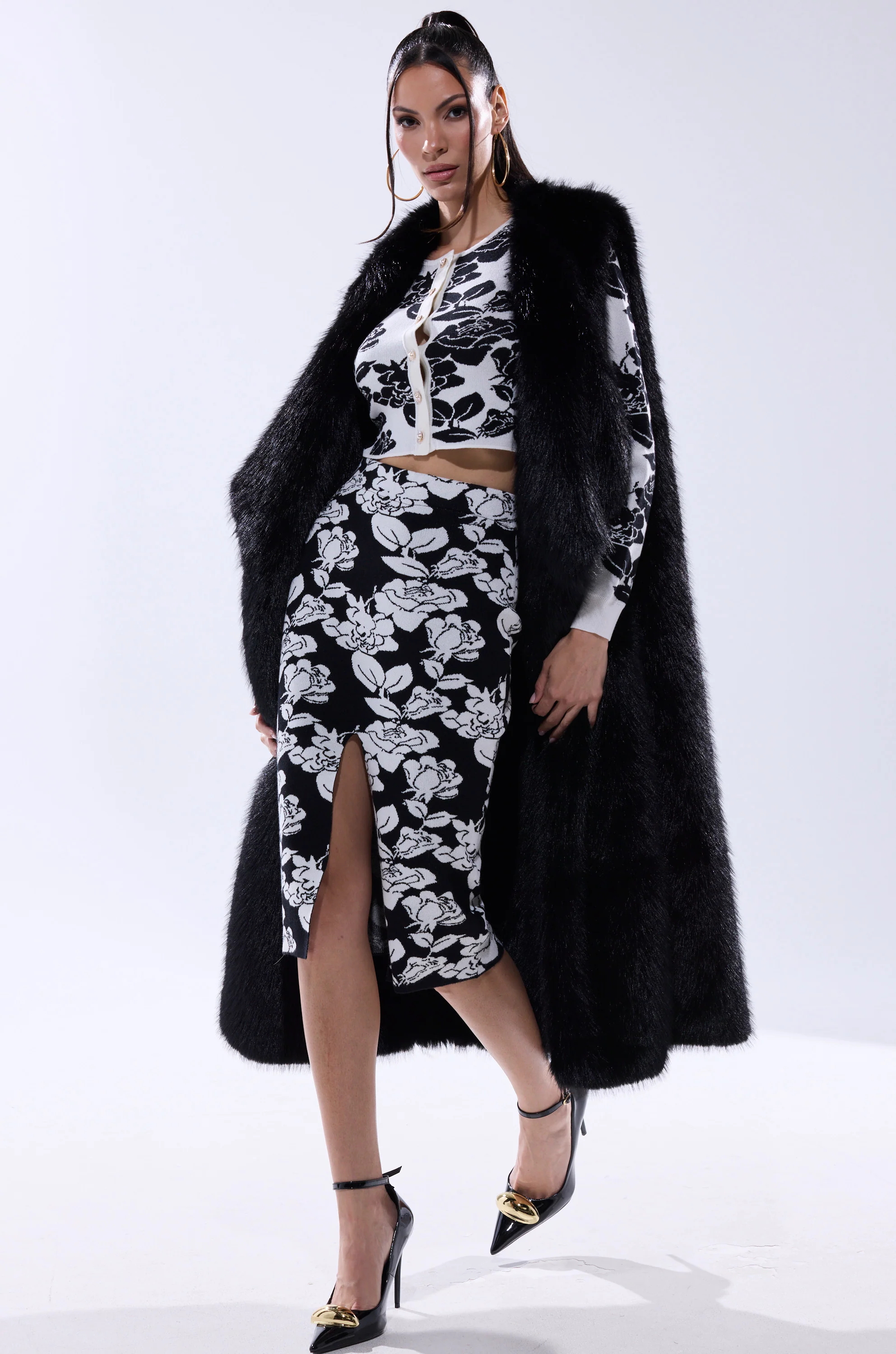 DOWNTIME FAUX FUR VEST IN BLACK - Image 10
