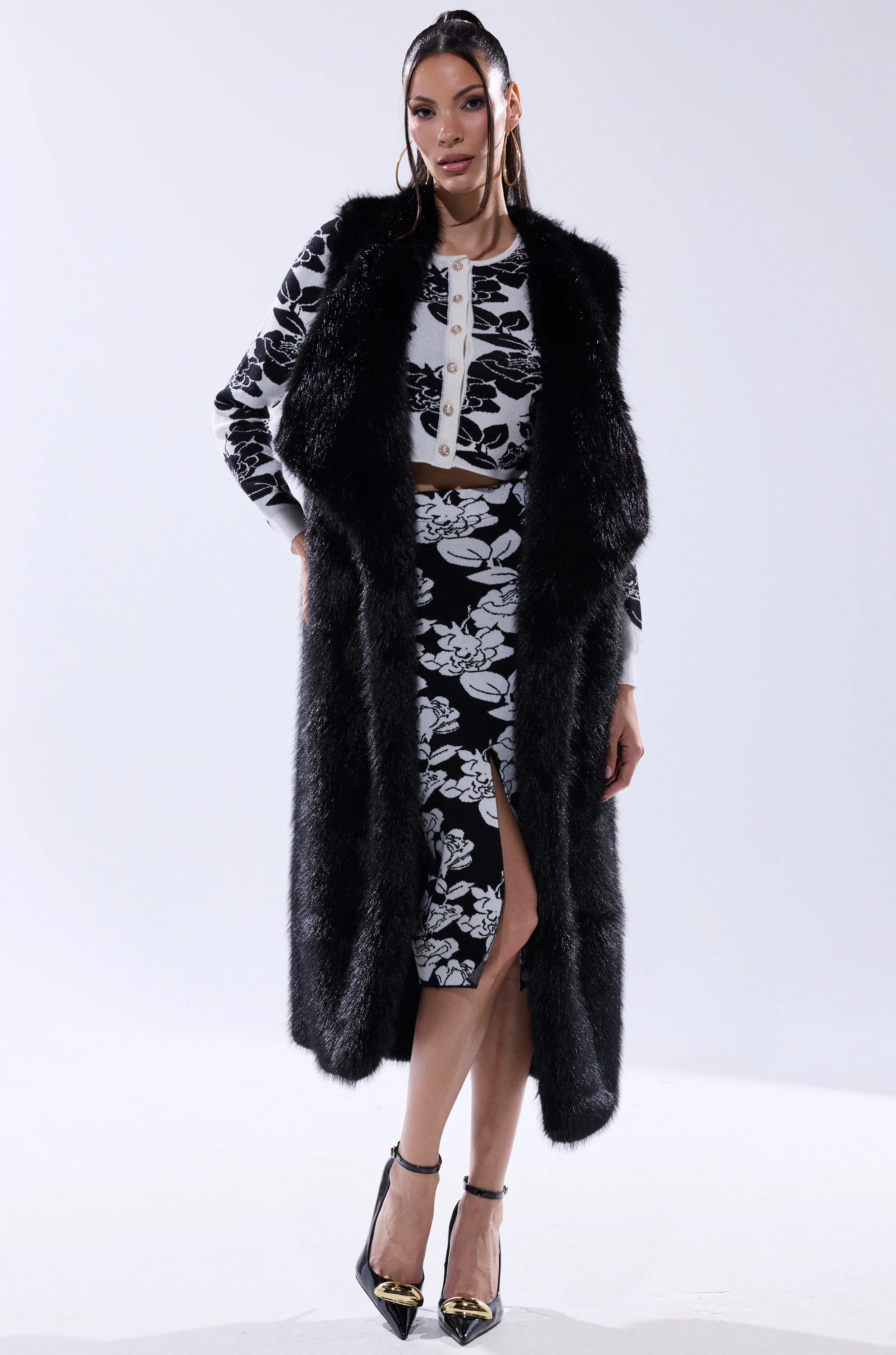 DOWNTIME FAUX FUR VEST IN BLACK - Image 11