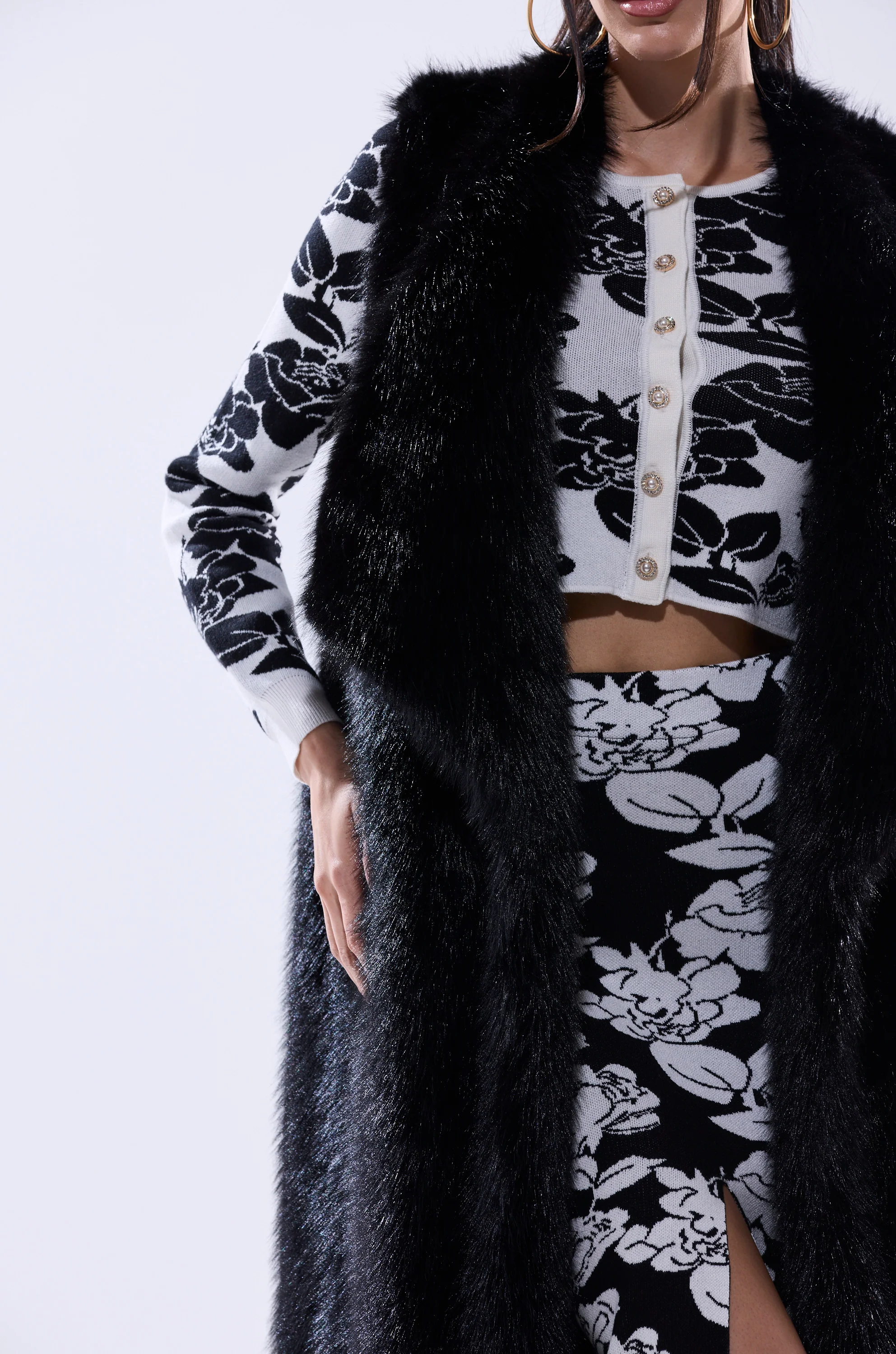 DOWNTIME FAUX FUR VEST IN BLACK - Image 12