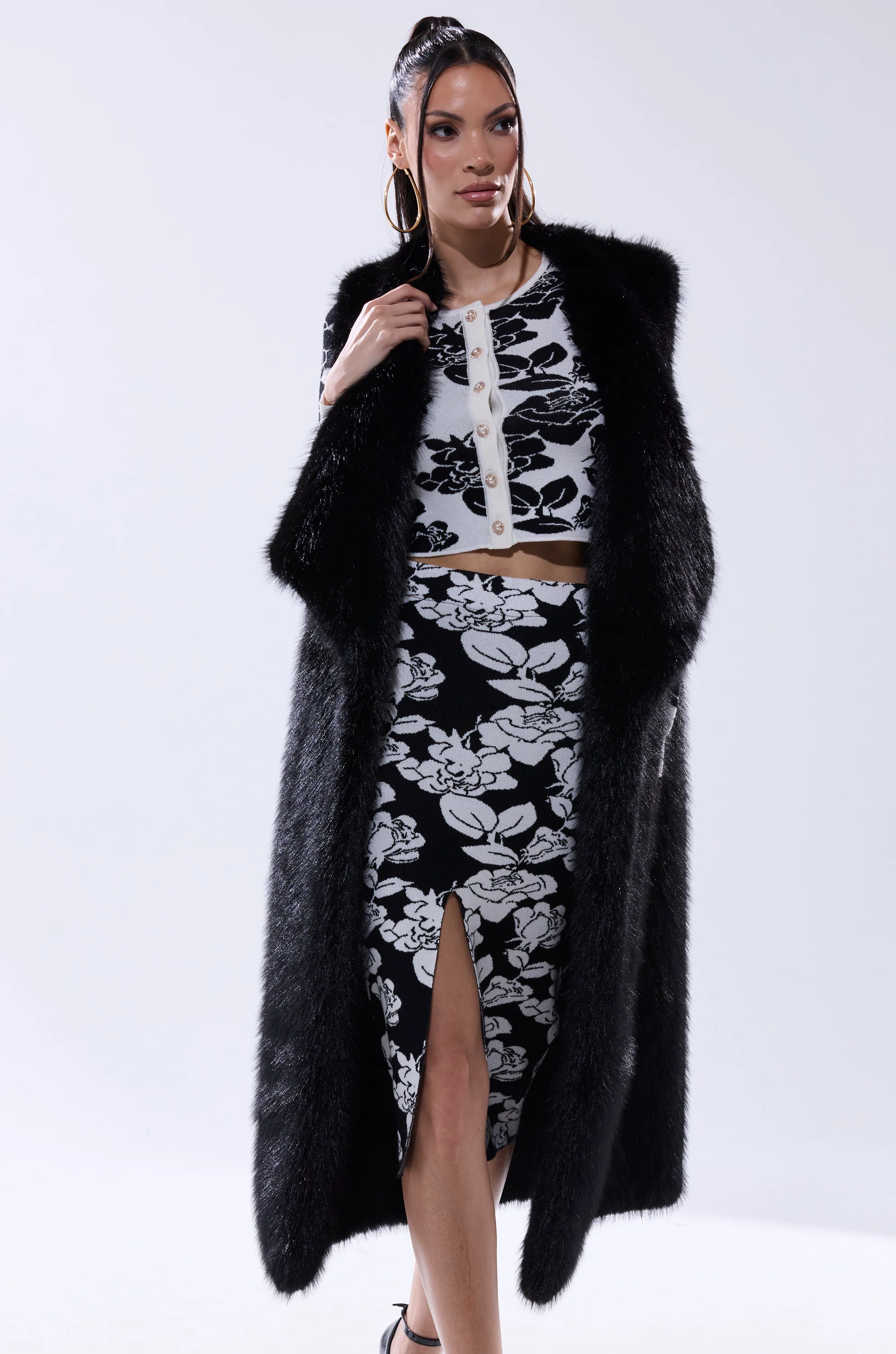 DOWNTIME FAUX FUR VEST IN BLACK - Image 3
