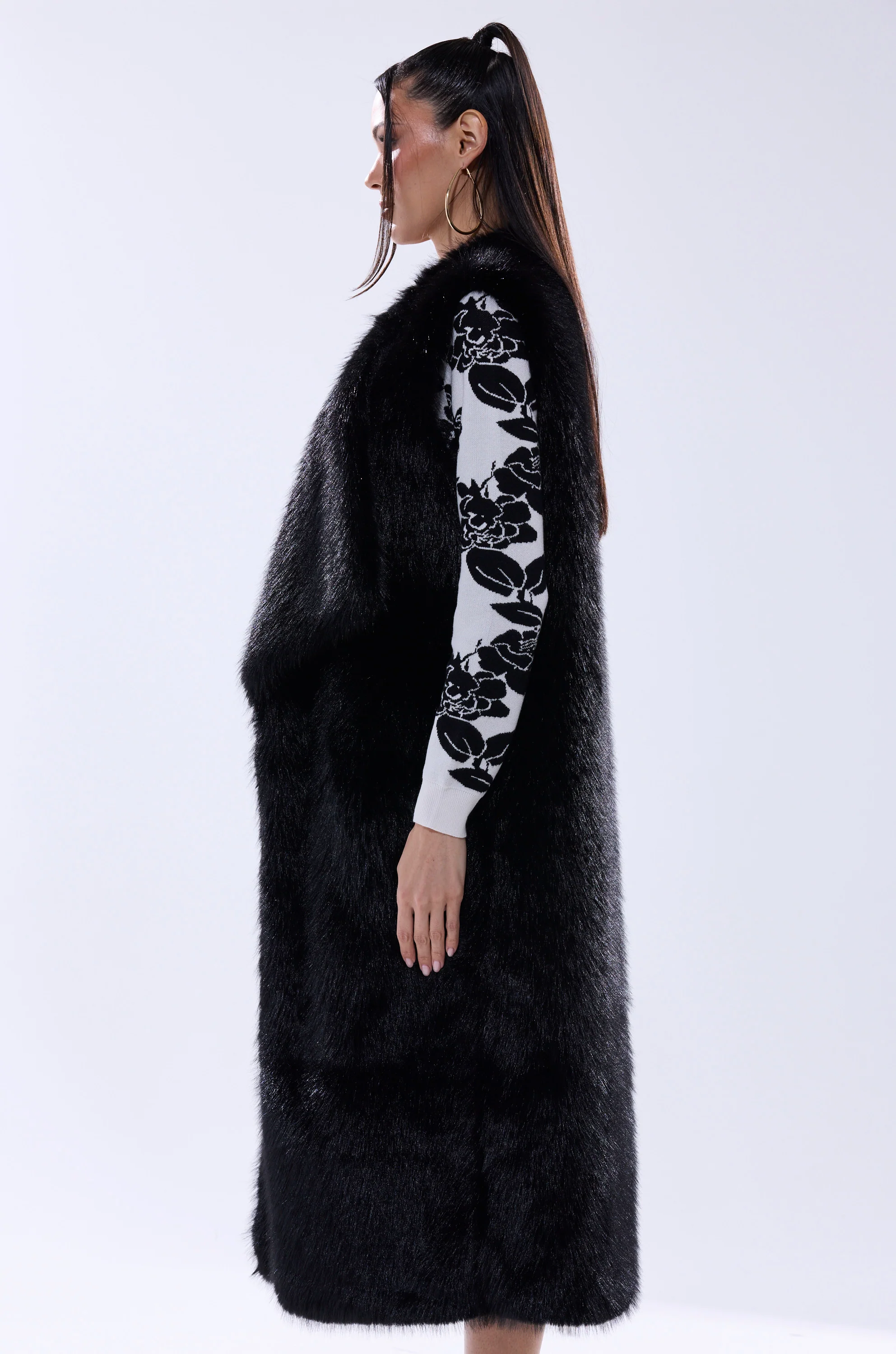 DOWNTIME FAUX FUR VEST IN BLACK - Image 6