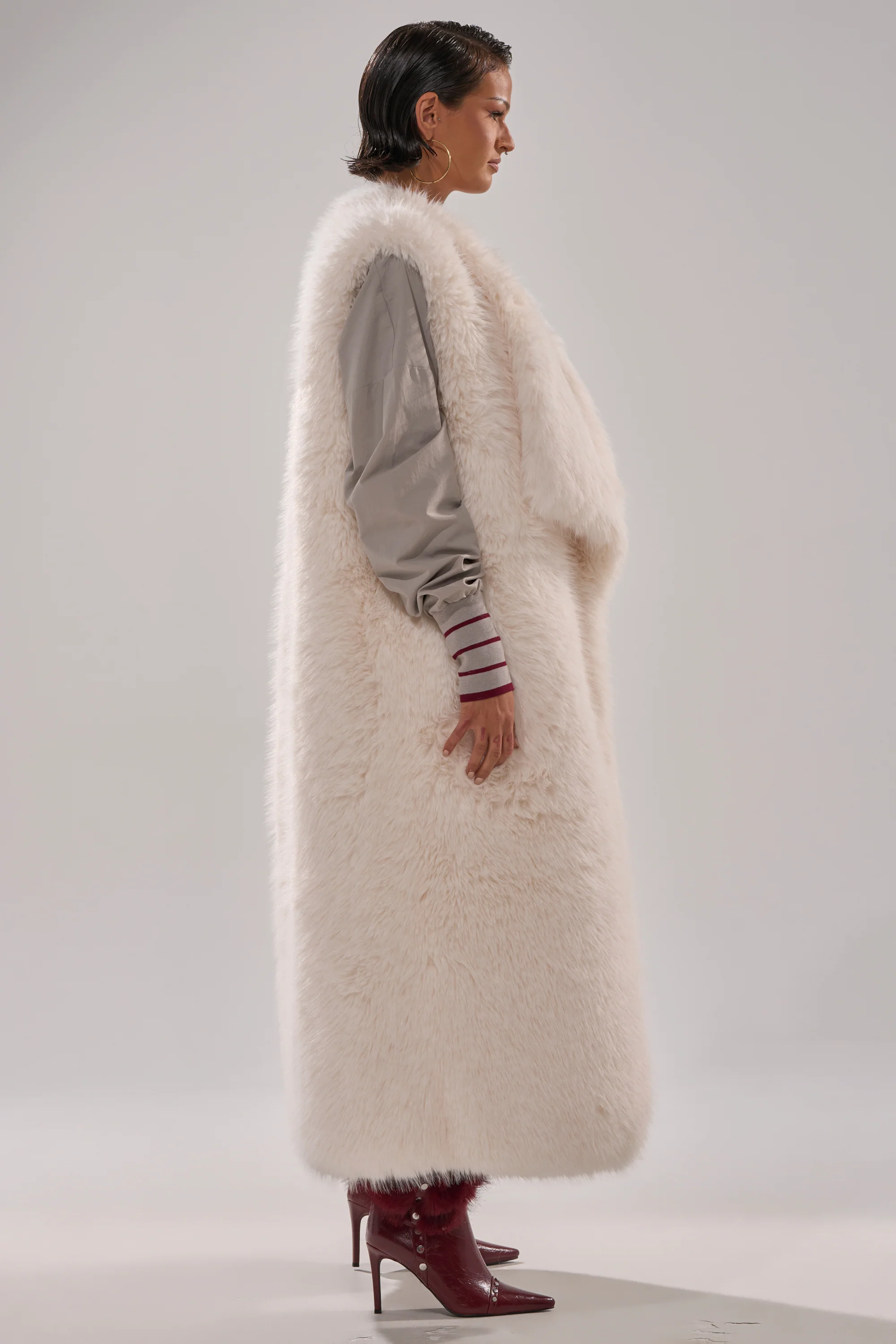 DOWN TIME FAUX FUR VEST IN IVORY - Image 4